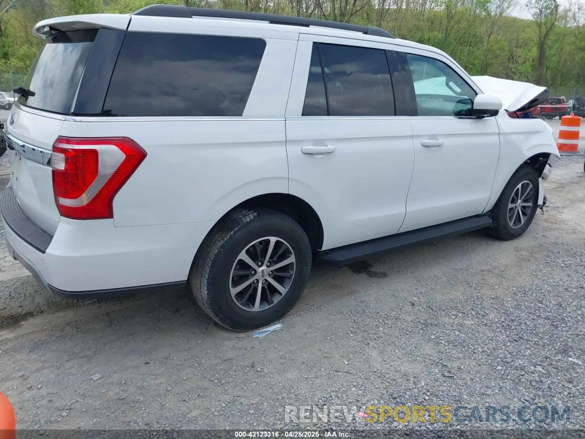 4 Photograph of a damaged car 1FMJU1JT0KEA72504 FORD EXPEDITION 2019