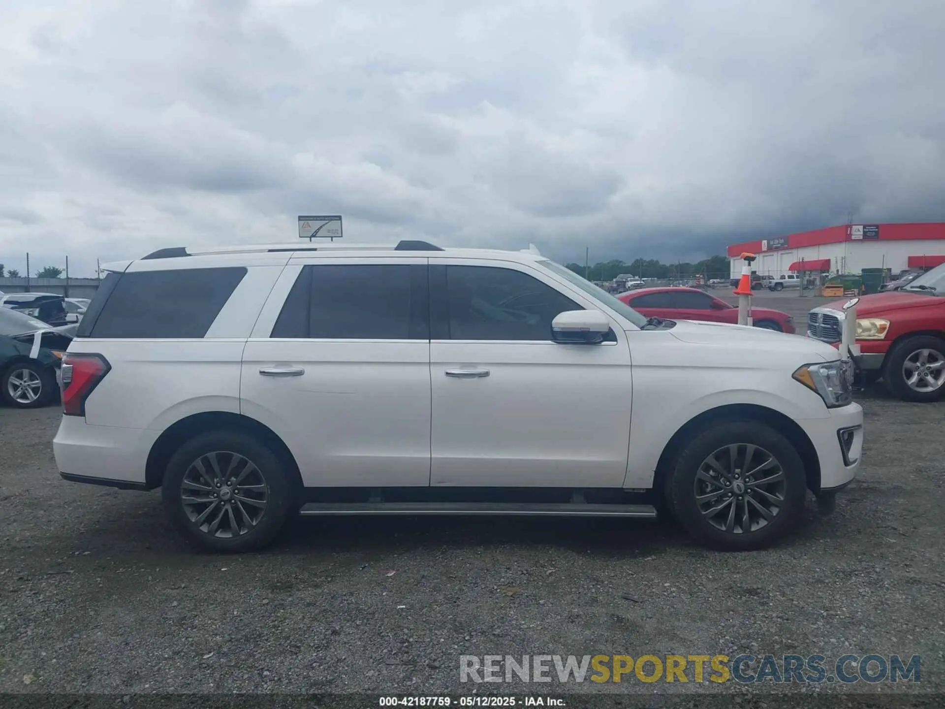 13 Photograph of a damaged car 1FMJU1KT8KEA84883 FORD EXPEDITION 2019
