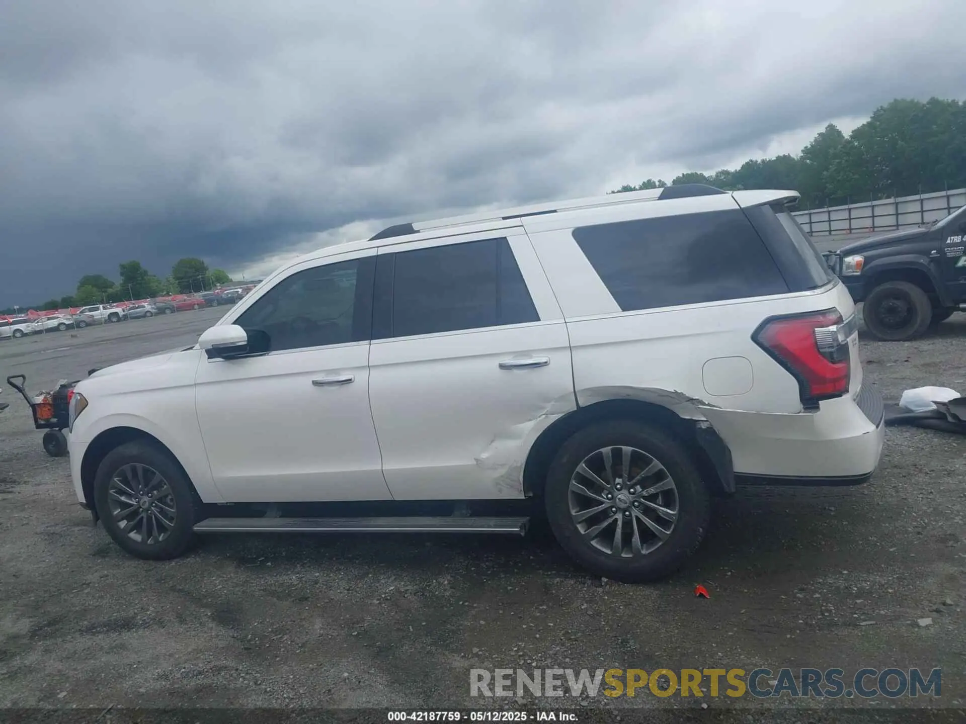 14 Photograph of a damaged car 1FMJU1KT8KEA84883 FORD EXPEDITION 2019