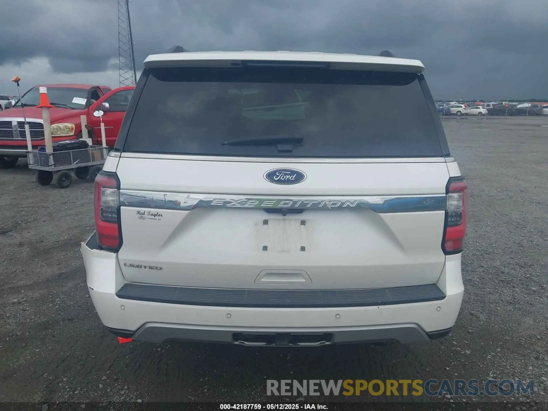 16 Photograph of a damaged car 1FMJU1KT8KEA84883 FORD EXPEDITION 2019