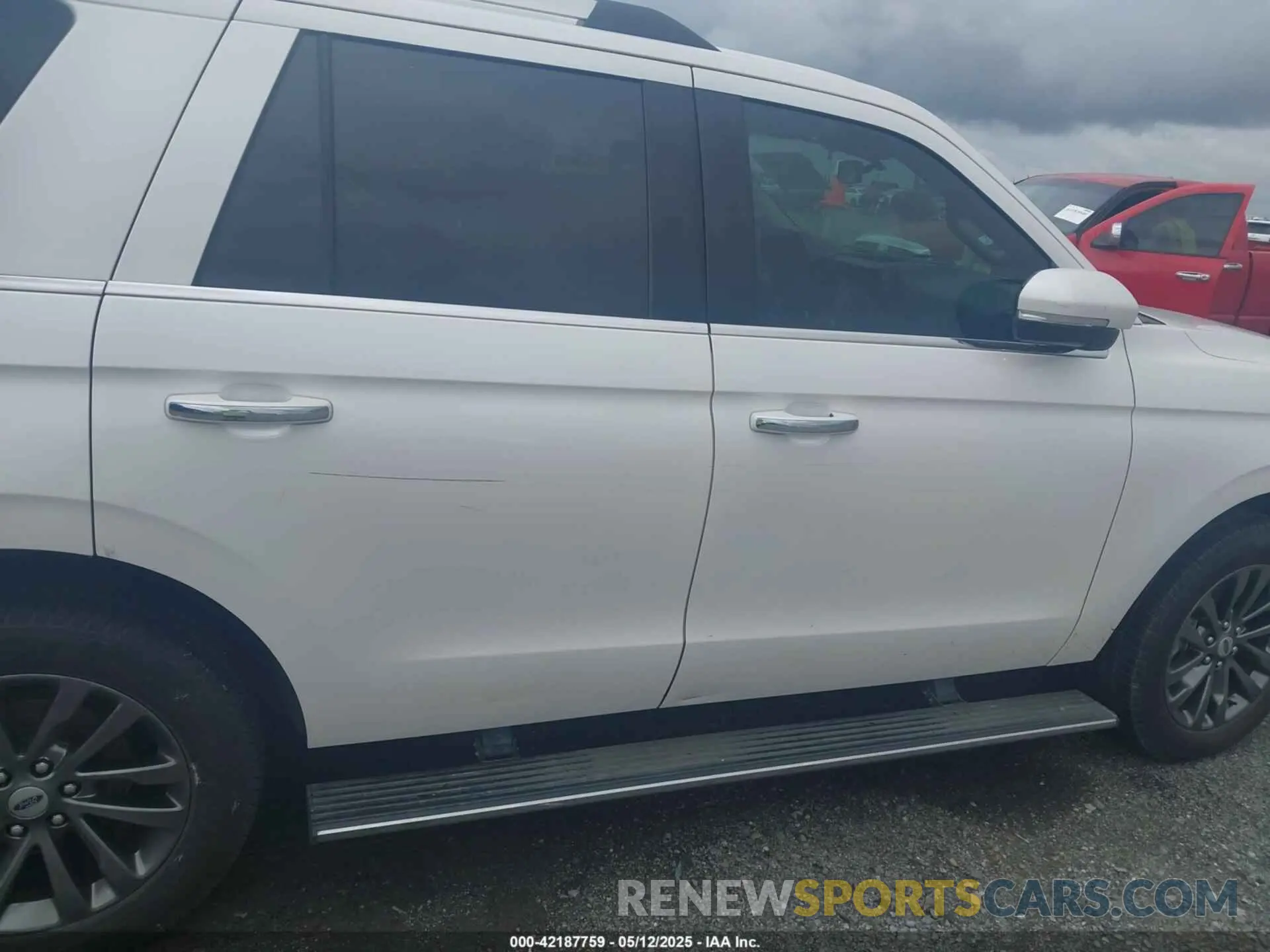 17 Photograph of a damaged car 1FMJU1KT8KEA84883 FORD EXPEDITION 2019