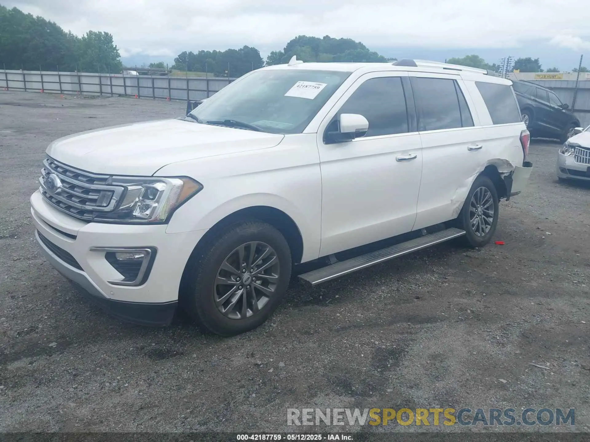 2 Photograph of a damaged car 1FMJU1KT8KEA84883 FORD EXPEDITION 2019