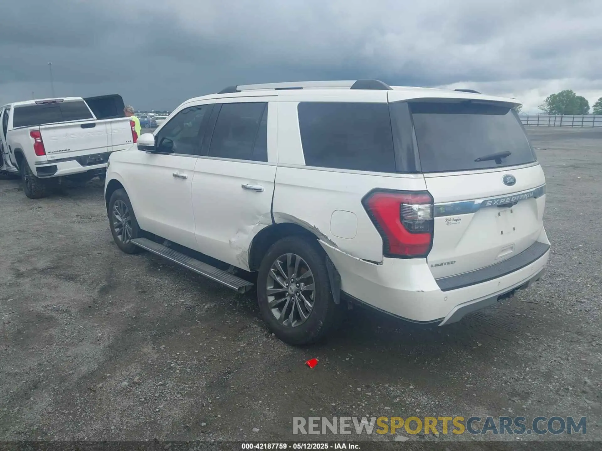 3 Photograph of a damaged car 1FMJU1KT8KEA84883 FORD EXPEDITION 2019