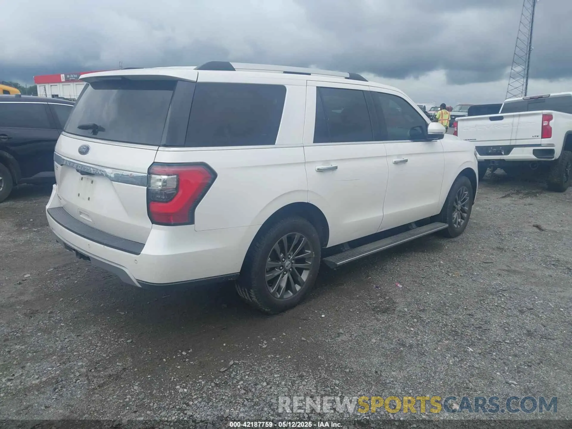 4 Photograph of a damaged car 1FMJU1KT8KEA84883 FORD EXPEDITION 2019