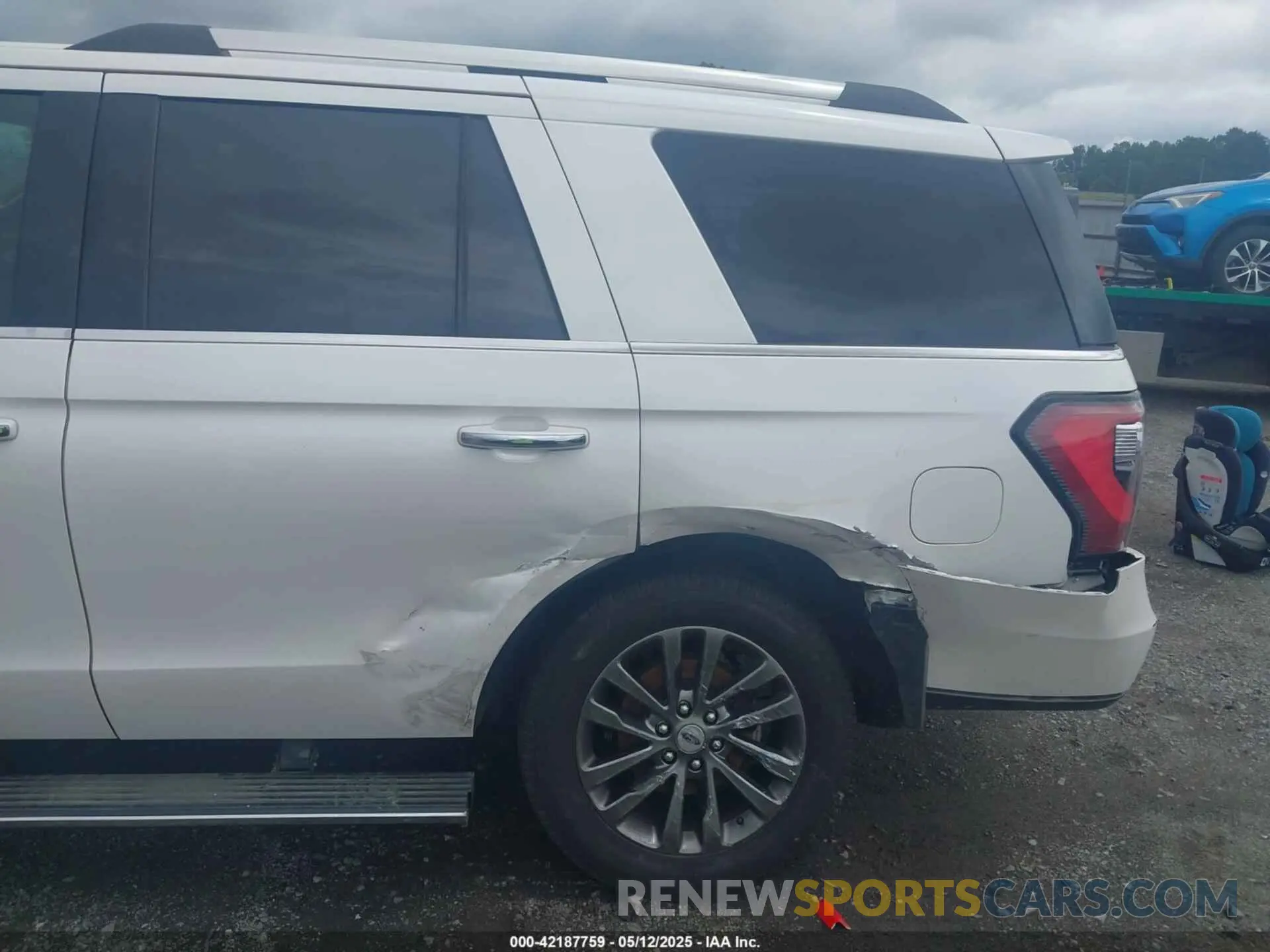 6 Photograph of a damaged car 1FMJU1KT8KEA84883 FORD EXPEDITION 2019