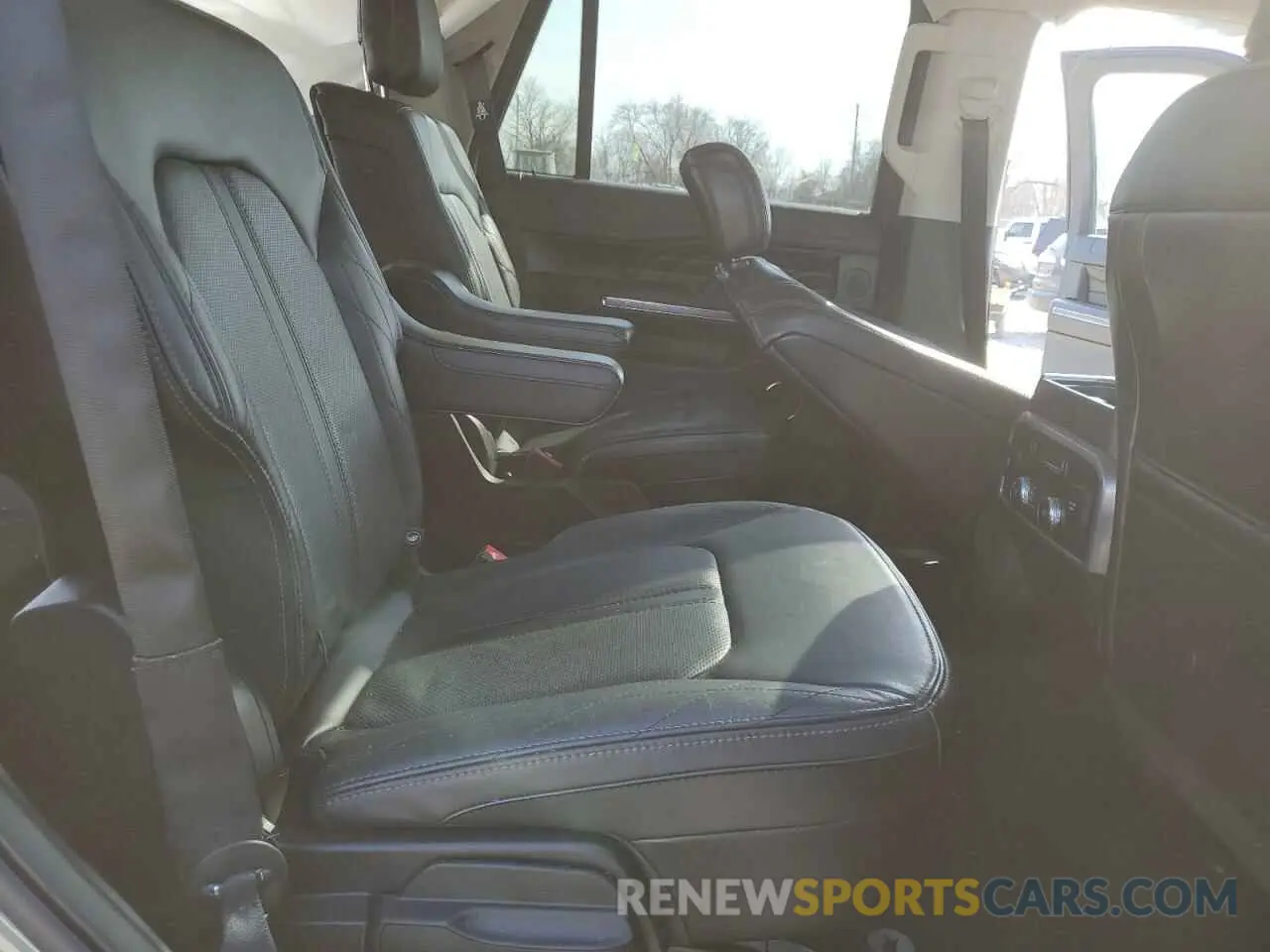12 Photograph of a damaged car 1FMJU1MT5KEA79007 FORD EXPEDITION 2019