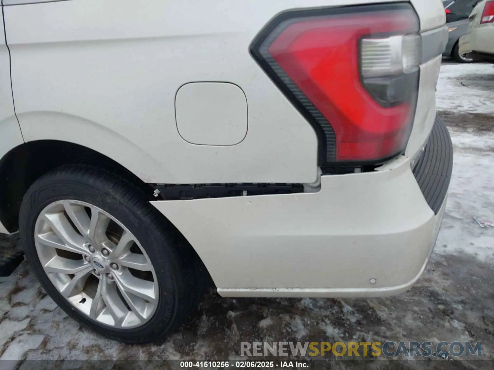 6 Photograph of a damaged car 1FMJU1MT8KEA24308 FORD EXPEDITION 2019