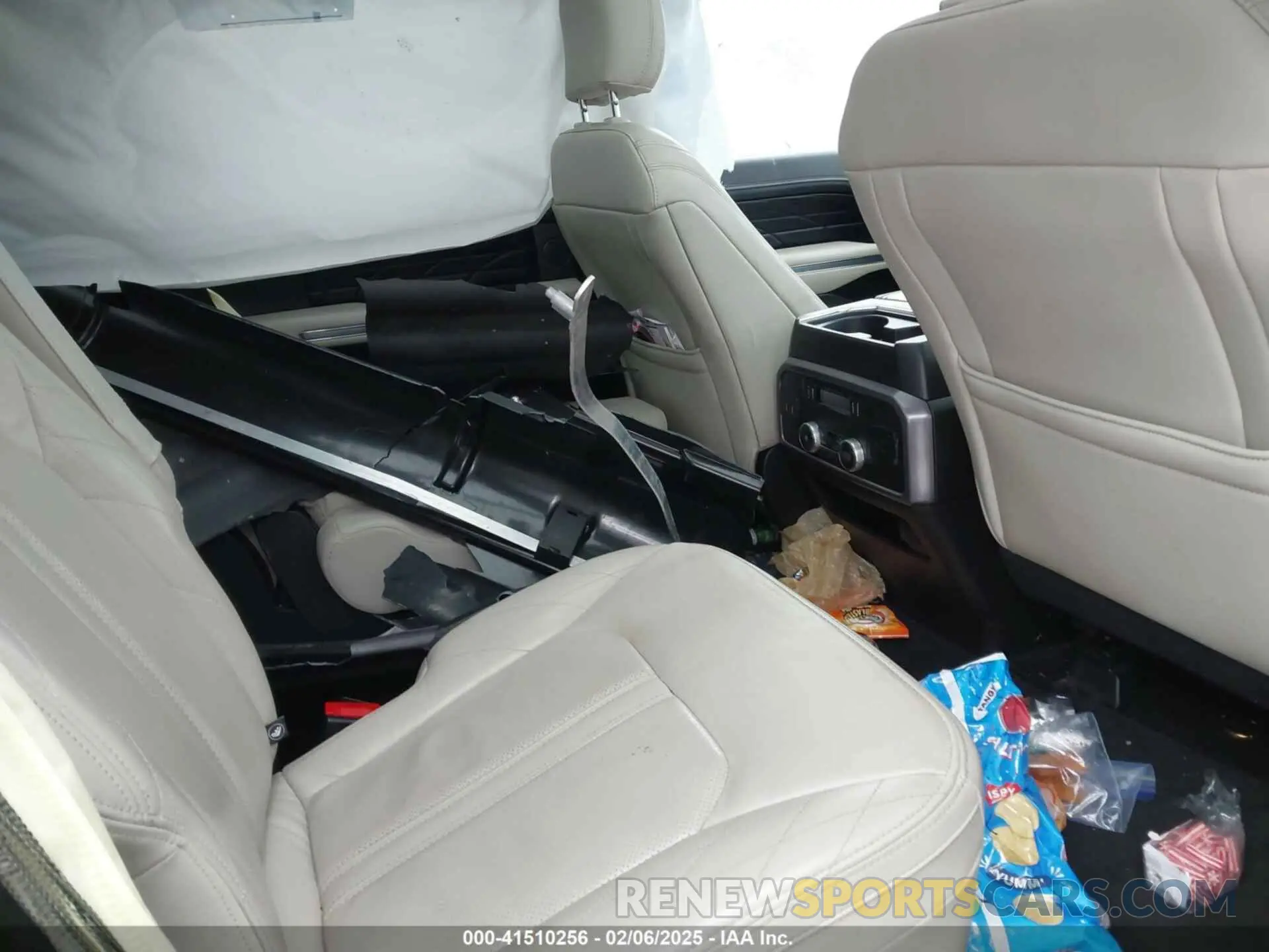 8 Photograph of a damaged car 1FMJU1MT8KEA24308 FORD EXPEDITION 2019