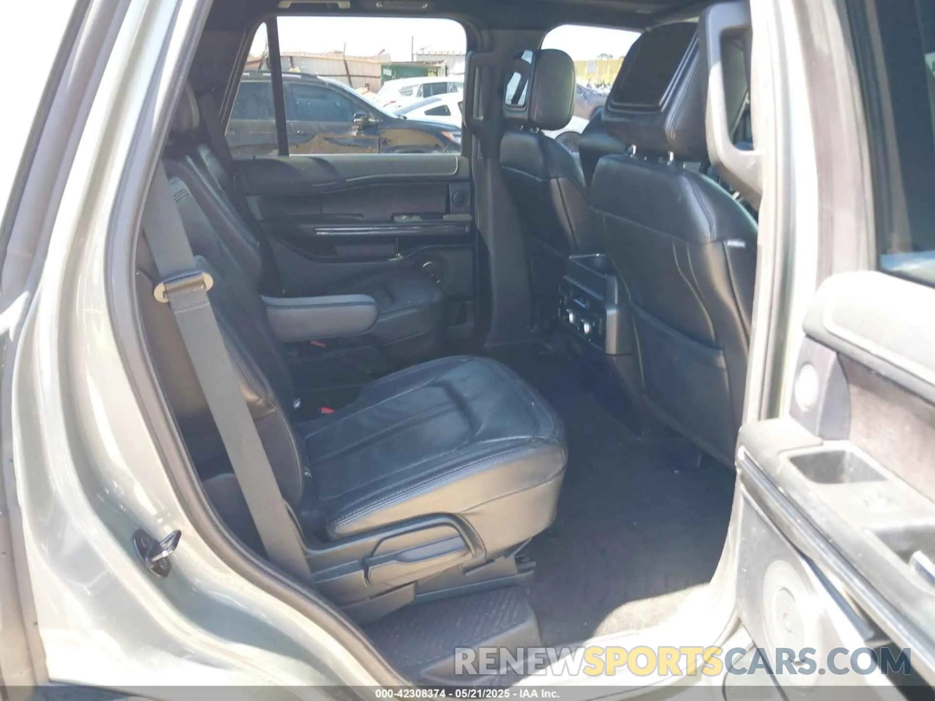 8 Photograph of a damaged car 1FMJU2AT4KEA26440 FORD EXPEDITION 2019