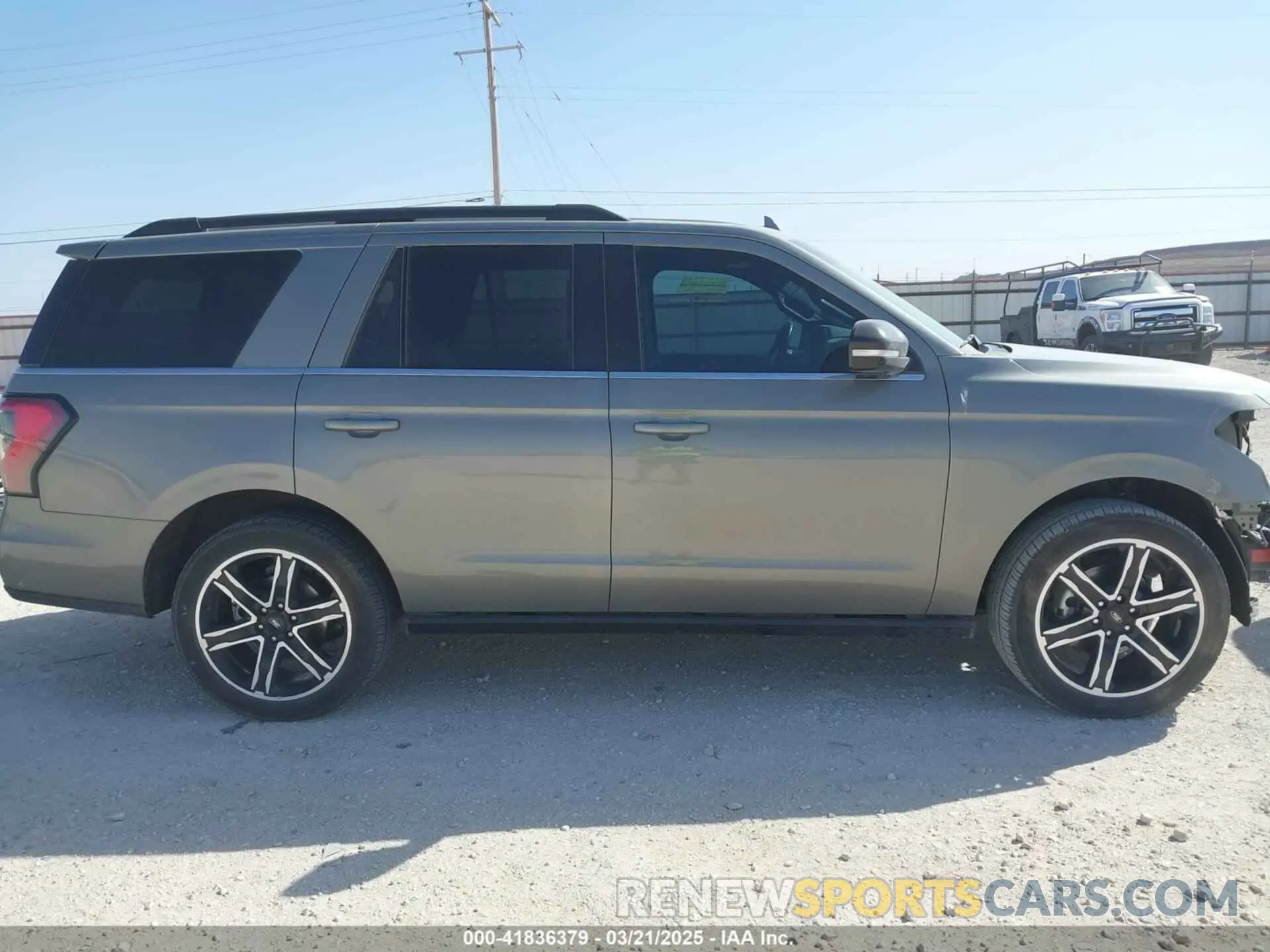 14 Photograph of a damaged car 1FMJU2AT6KEA37892 FORD EXPEDITION 2019