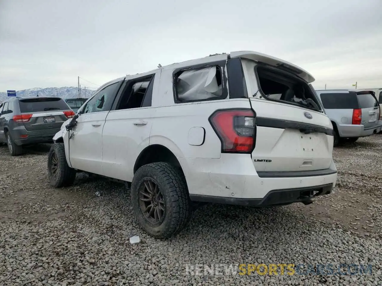 2 Photograph of a damaged car 1FMJU2AT9KEA80767 FORD EXPEDITION 2019