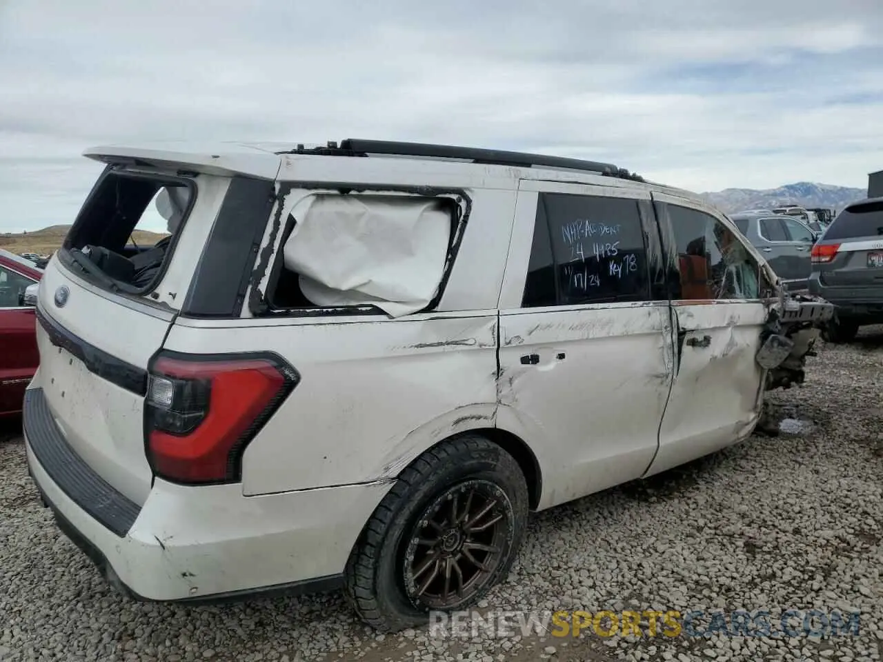 3 Photograph of a damaged car 1FMJU2AT9KEA80767 FORD EXPEDITION 2019