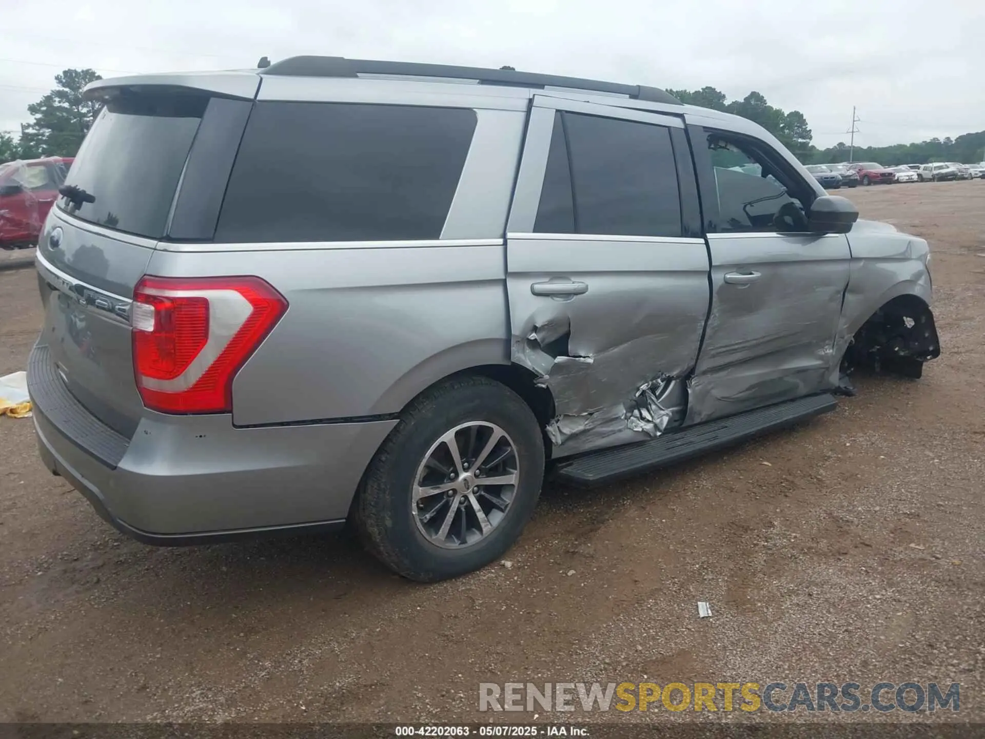 4 Photograph of a damaged car 1FMJU1FT8LEA72065 FORD EXPEDITION 2020