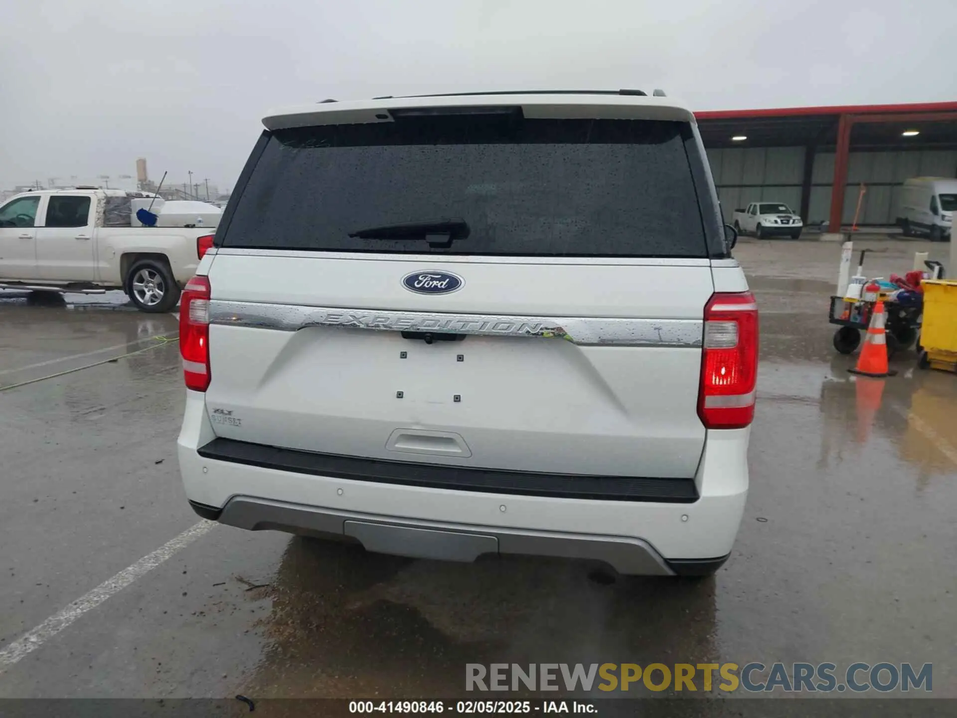 17 Photograph of a damaged car 1FMJU1JTXLEA83642 FORD EXPEDITION 2020