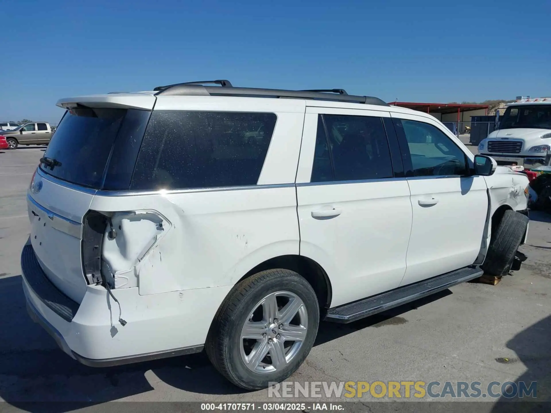 19 Photograph of a damaged car 1FMJU1HT4MEA76807 FORD EXPEDITION 2021