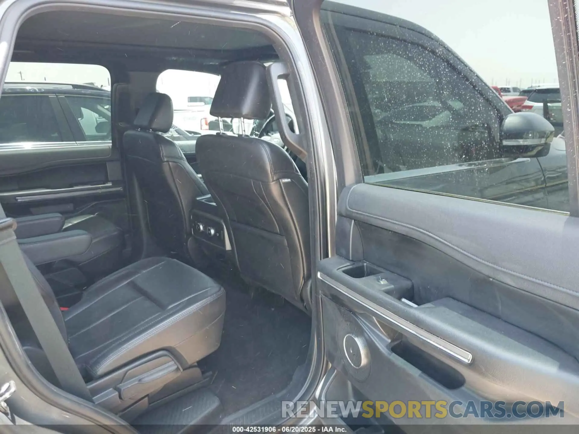 8 Photograph of a damaged car 1FMJU1HT5MEA53746 FORD EXPEDITION 2021