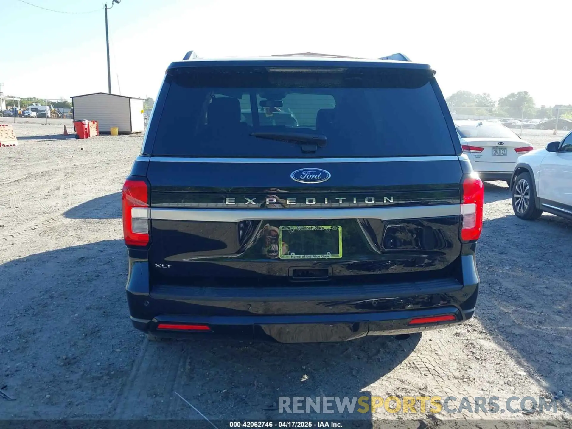 17 Photograph of a damaged car 1FMJU1JT7NEA28536 FORD EXPEDITION 2022