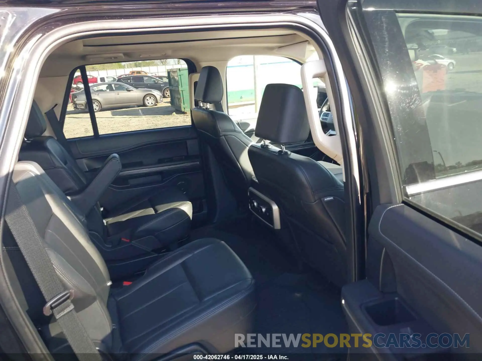 8 Photograph of a damaged car 1FMJU1JT7NEA28536 FORD EXPEDITION 2022