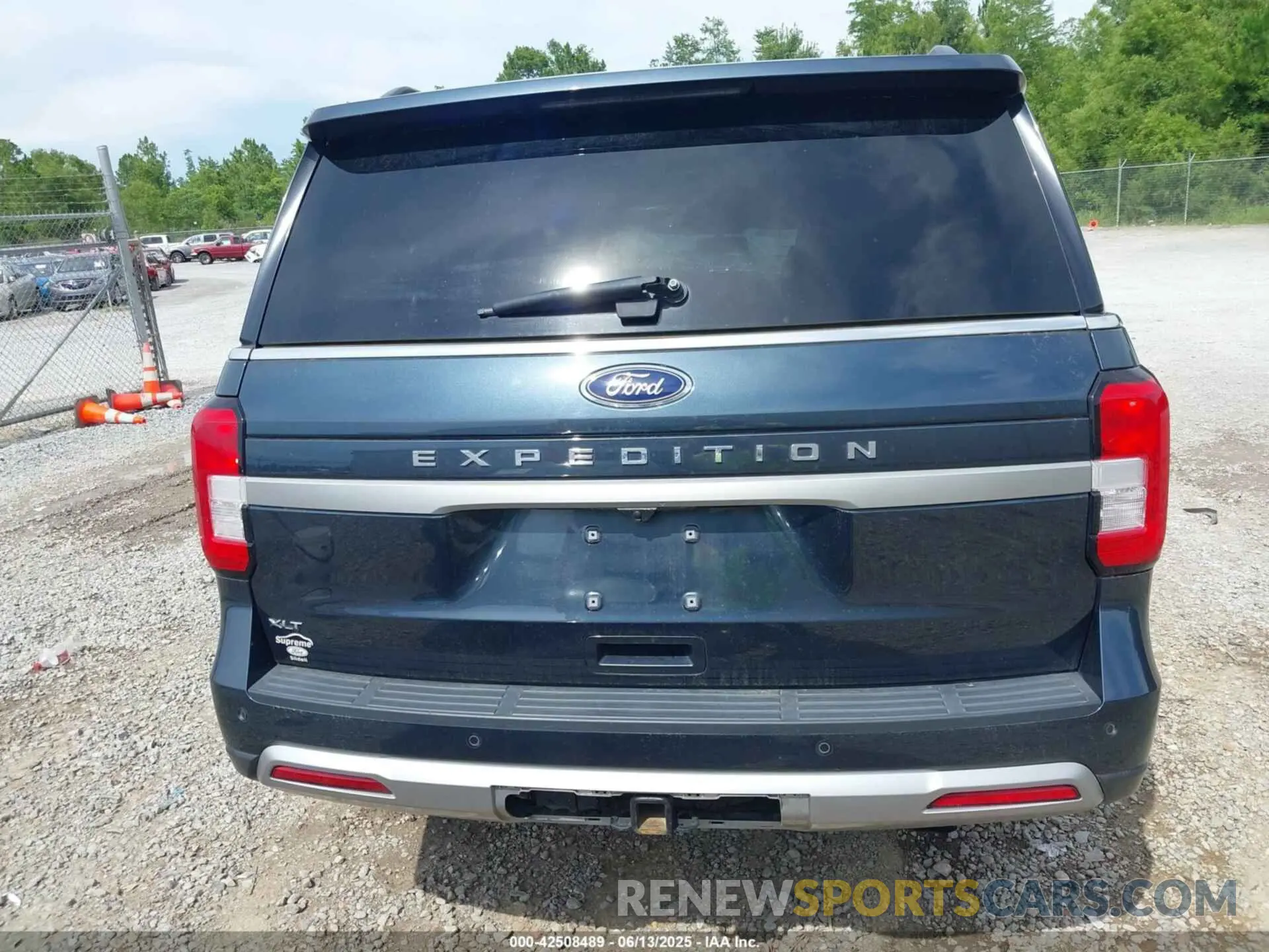 16 Photograph of a damaged car 1FMJU1H84REA20563 FORD EXPEDITION 2024
