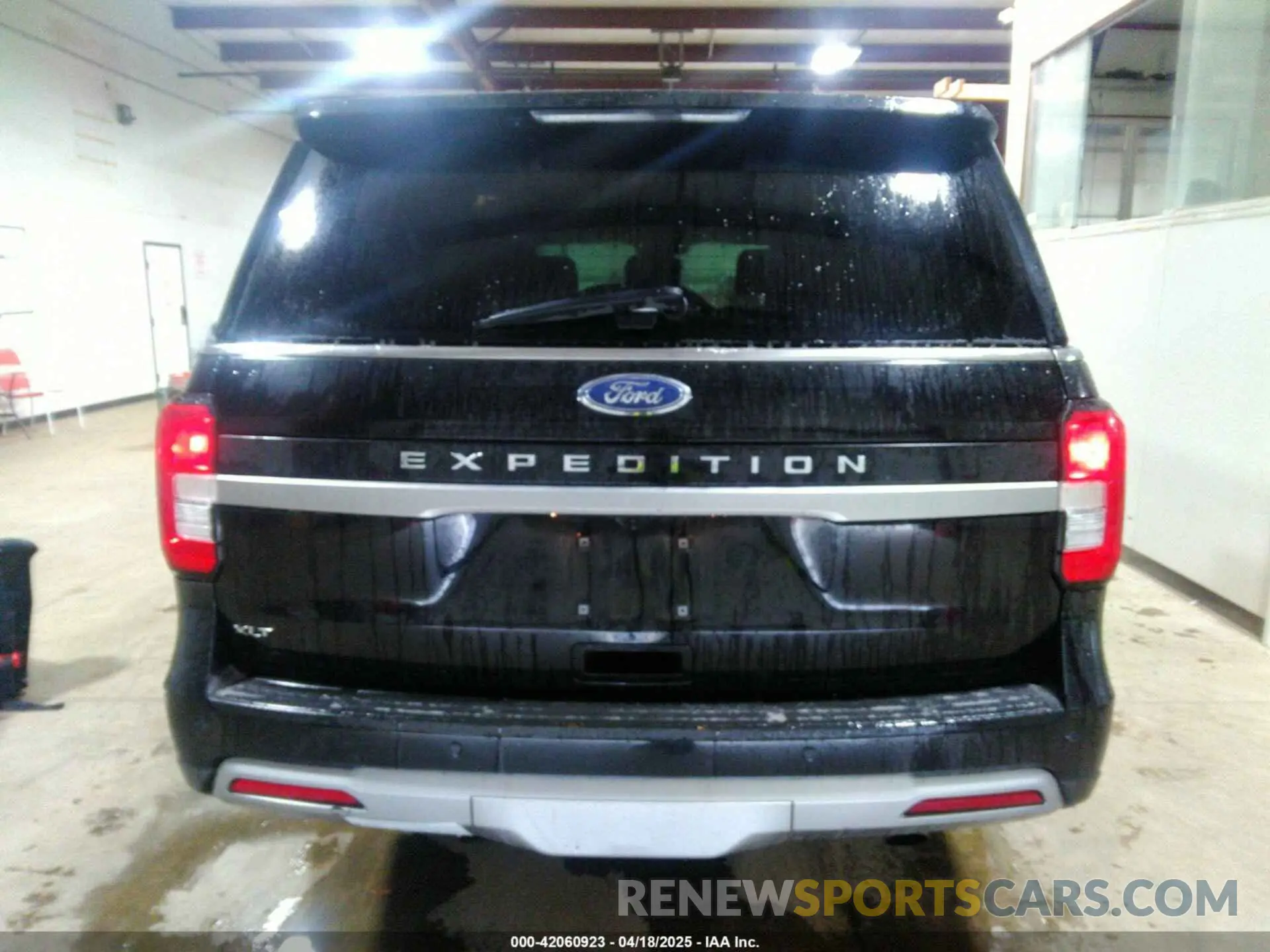 17 Photograph of a damaged car 1FMJU1J81REA18540 FORD EXPEDITION 2024
