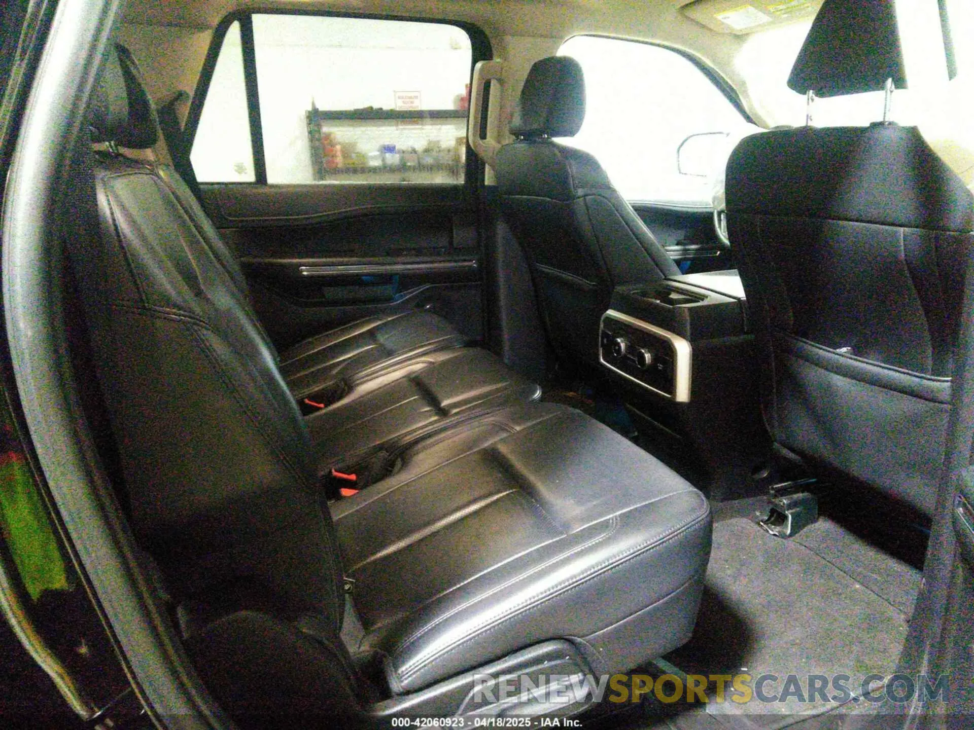 8 Photograph of a damaged car 1FMJU1J81REA18540 FORD EXPEDITION 2024