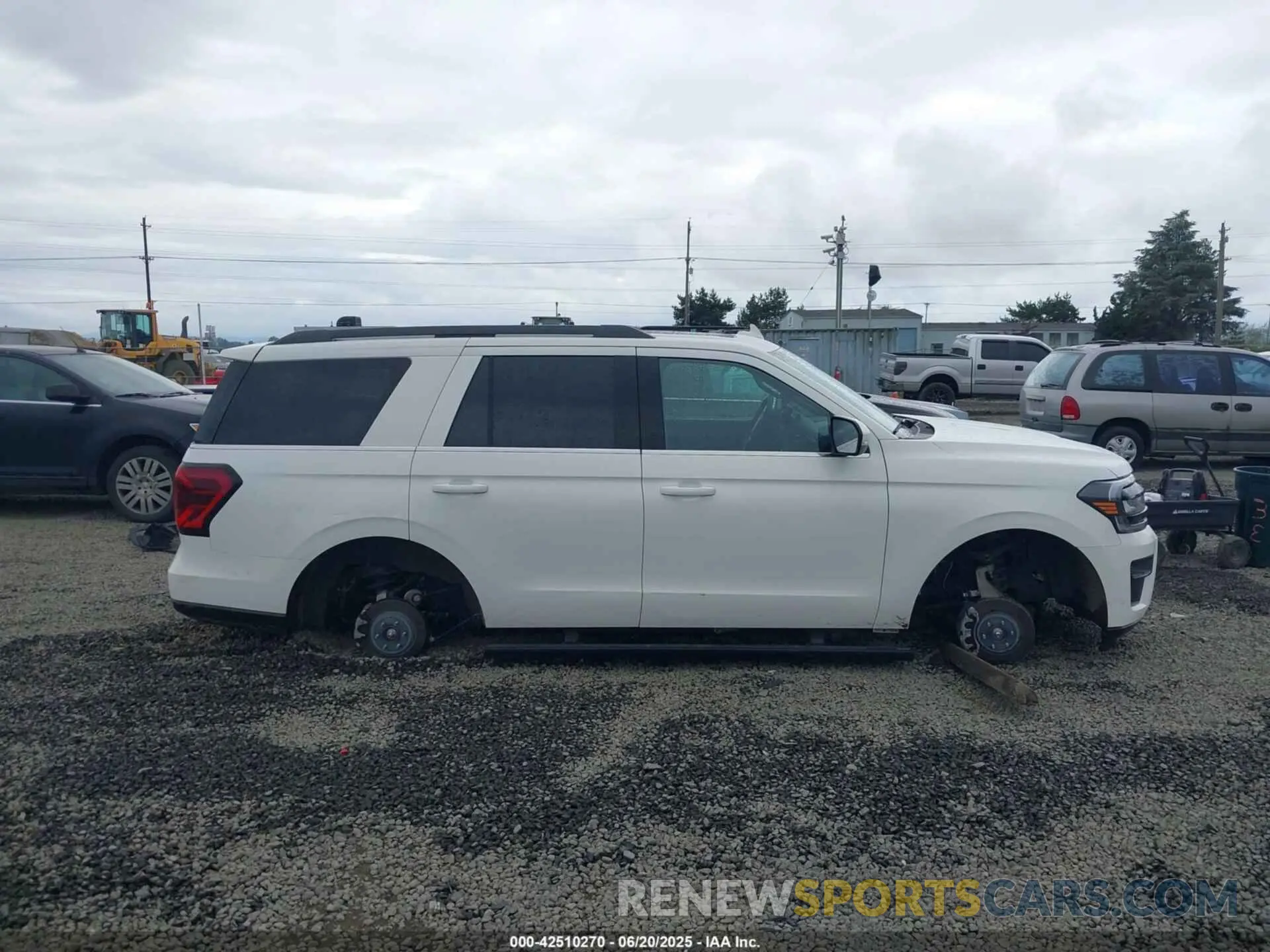 13 Photograph of a damaged car 1FMJU2A81REA69753 FORD EXPEDITION 2024