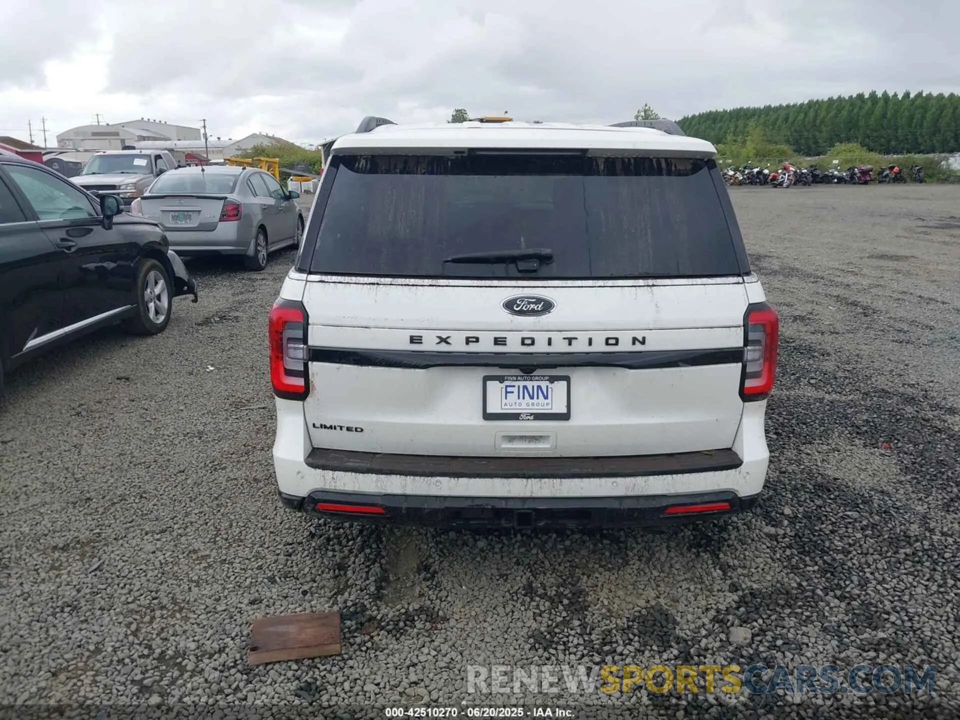 16 Photograph of a damaged car 1FMJU2A81REA69753 FORD EXPEDITION 2024