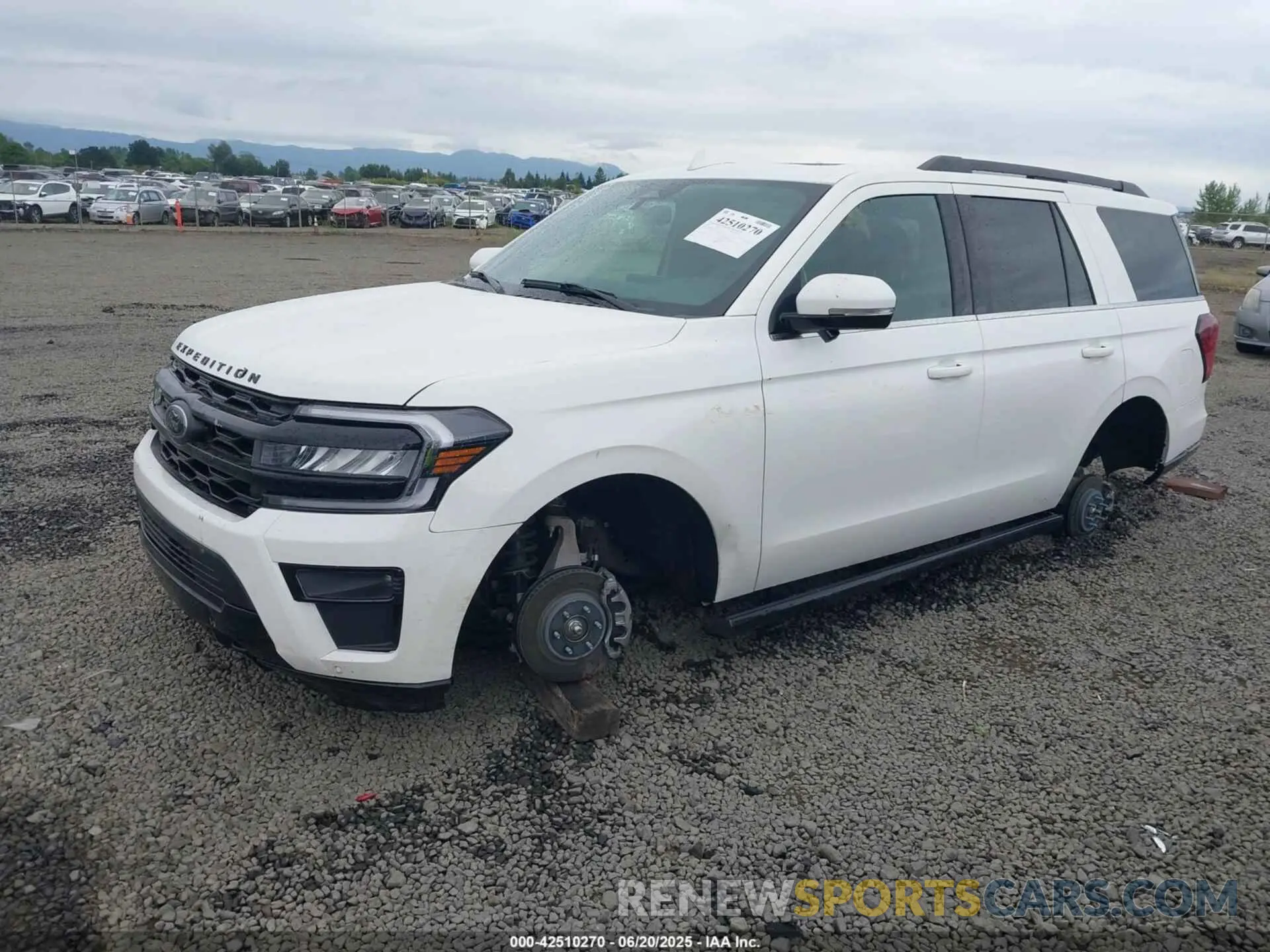 2 Photograph of a damaged car 1FMJU2A81REA69753 FORD EXPEDITION 2024