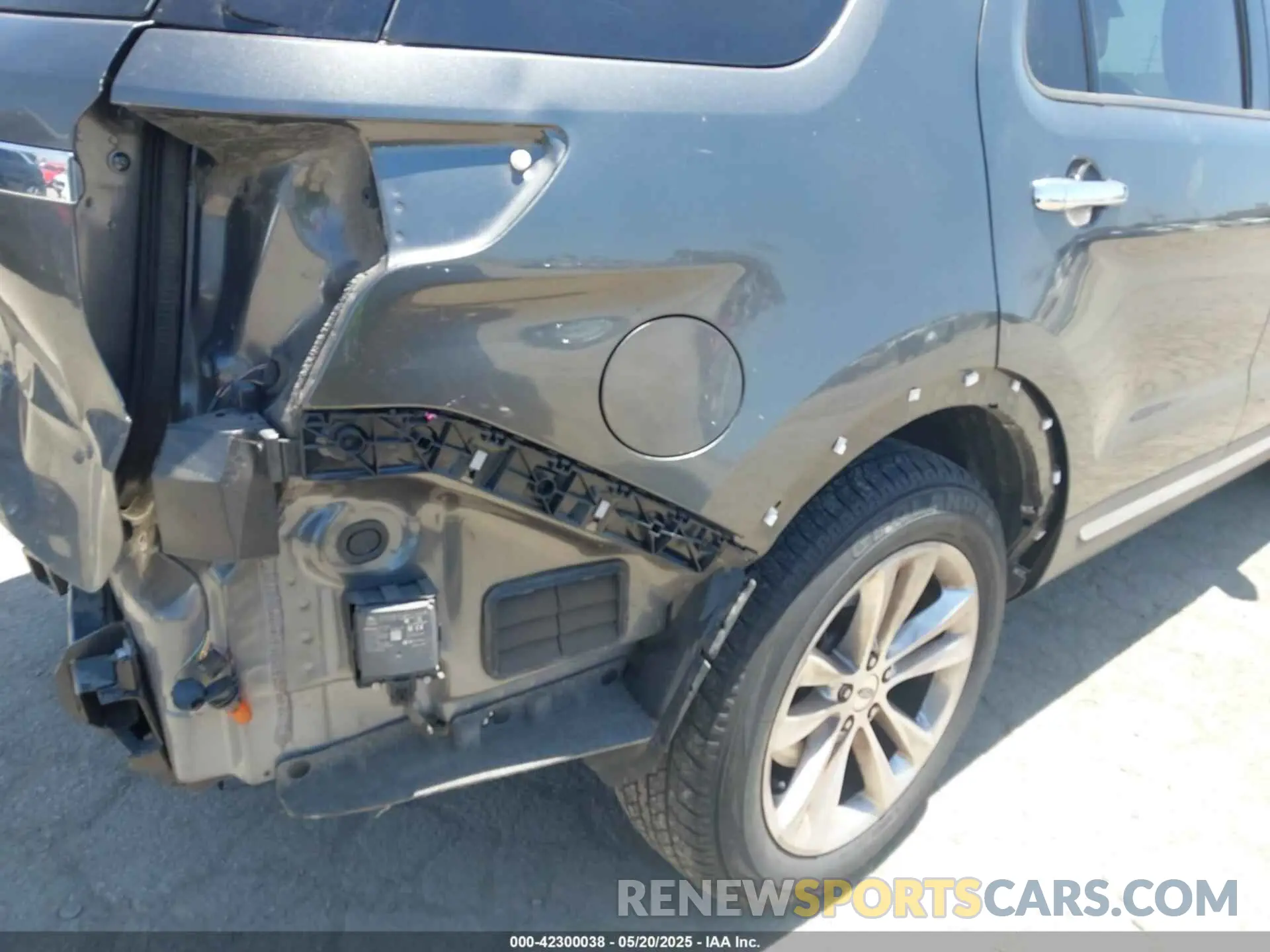 18 Photograph of a damaged car 1FM5K7F8XKGA47029 FORD EXPLORER 2019