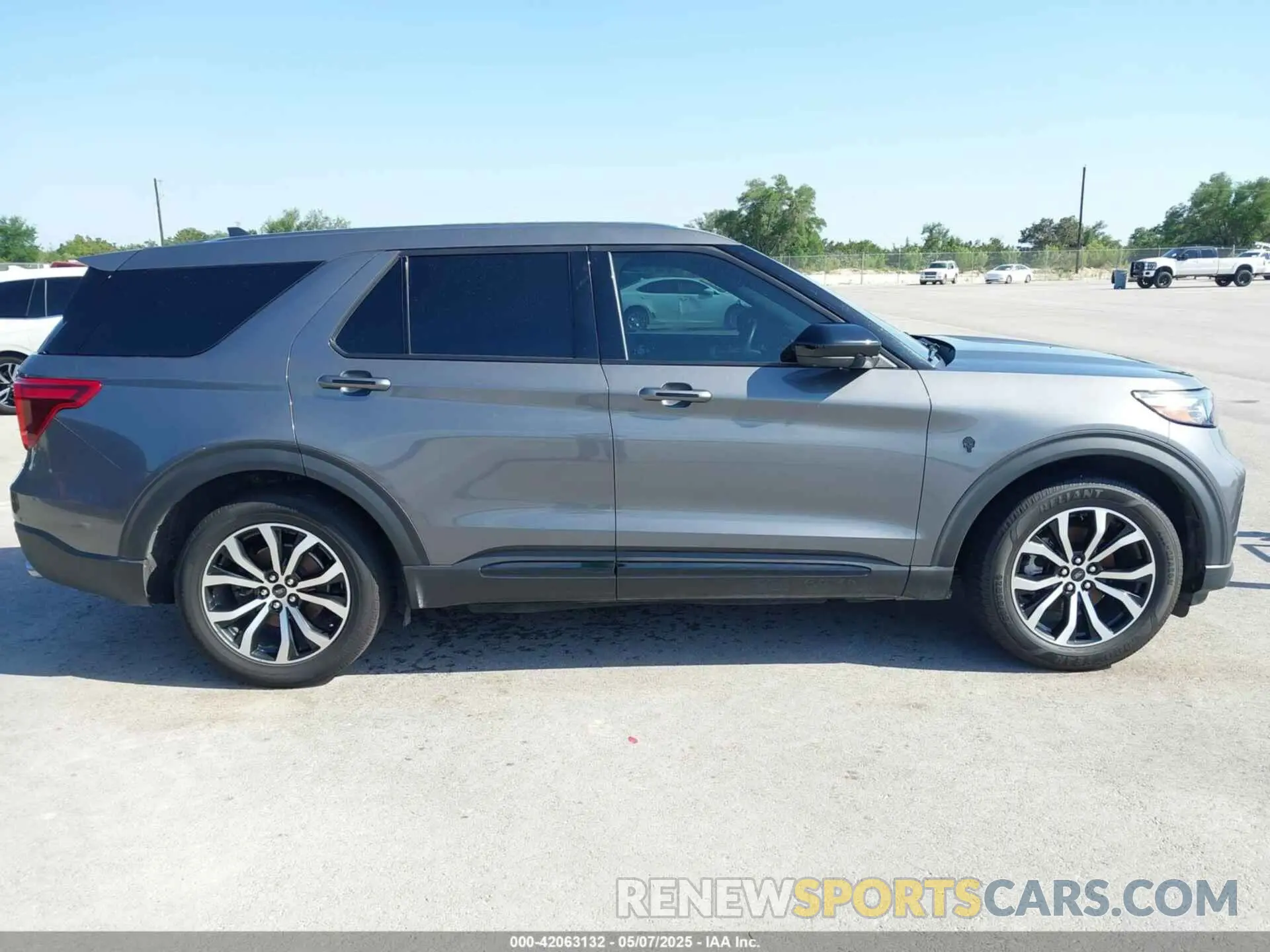 13 Photograph of a damaged car 1FMSK7KH7NGB61924 FORD EXPLORER 2022
