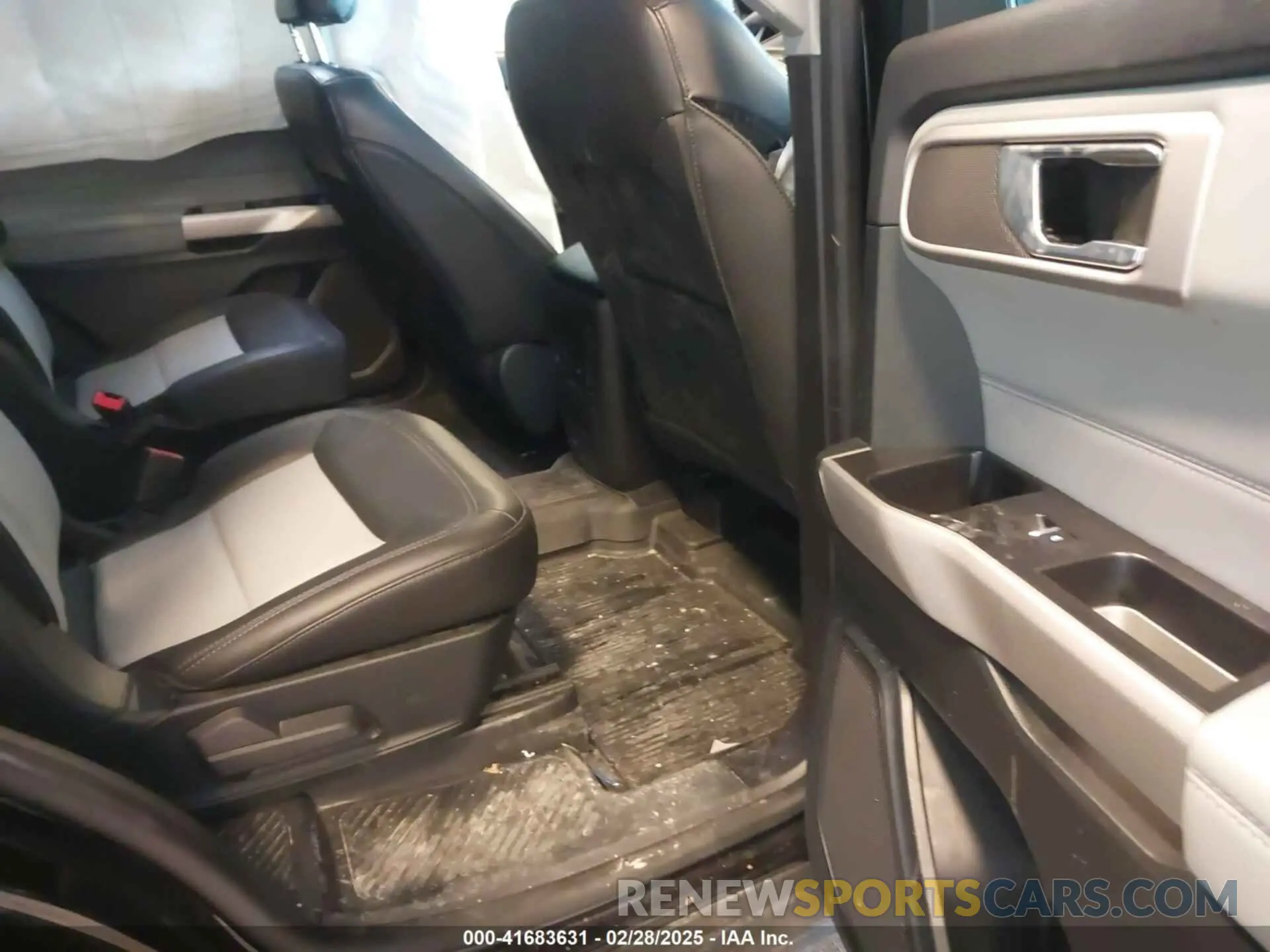 8 Photograph of a damaged car 1FMSK8DH8NGB51521 FORD EXPLORER 2022