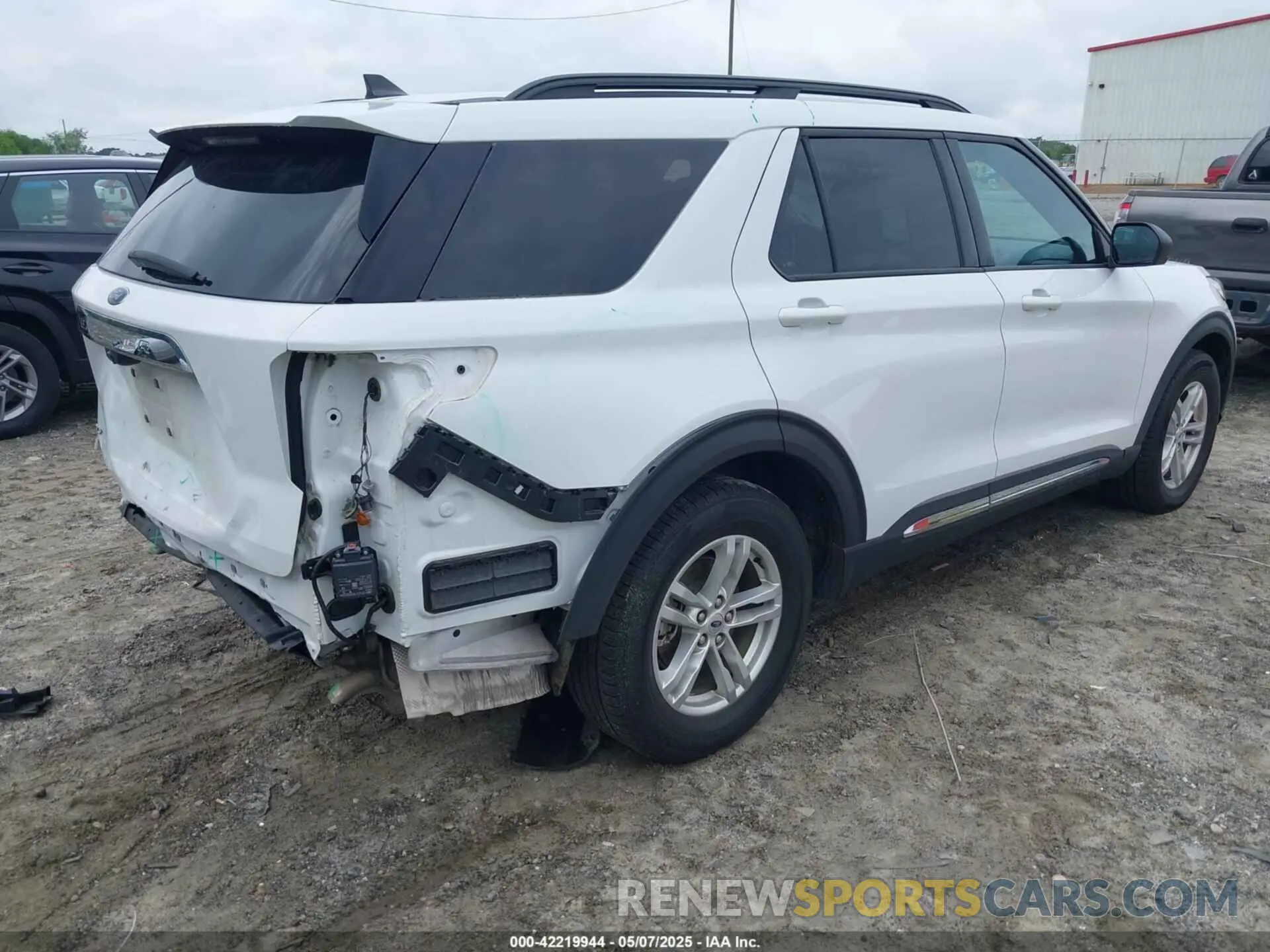 4 Photograph of a damaged car 1FMSK7DHXPGA02976 FORD EXPLORER 2023