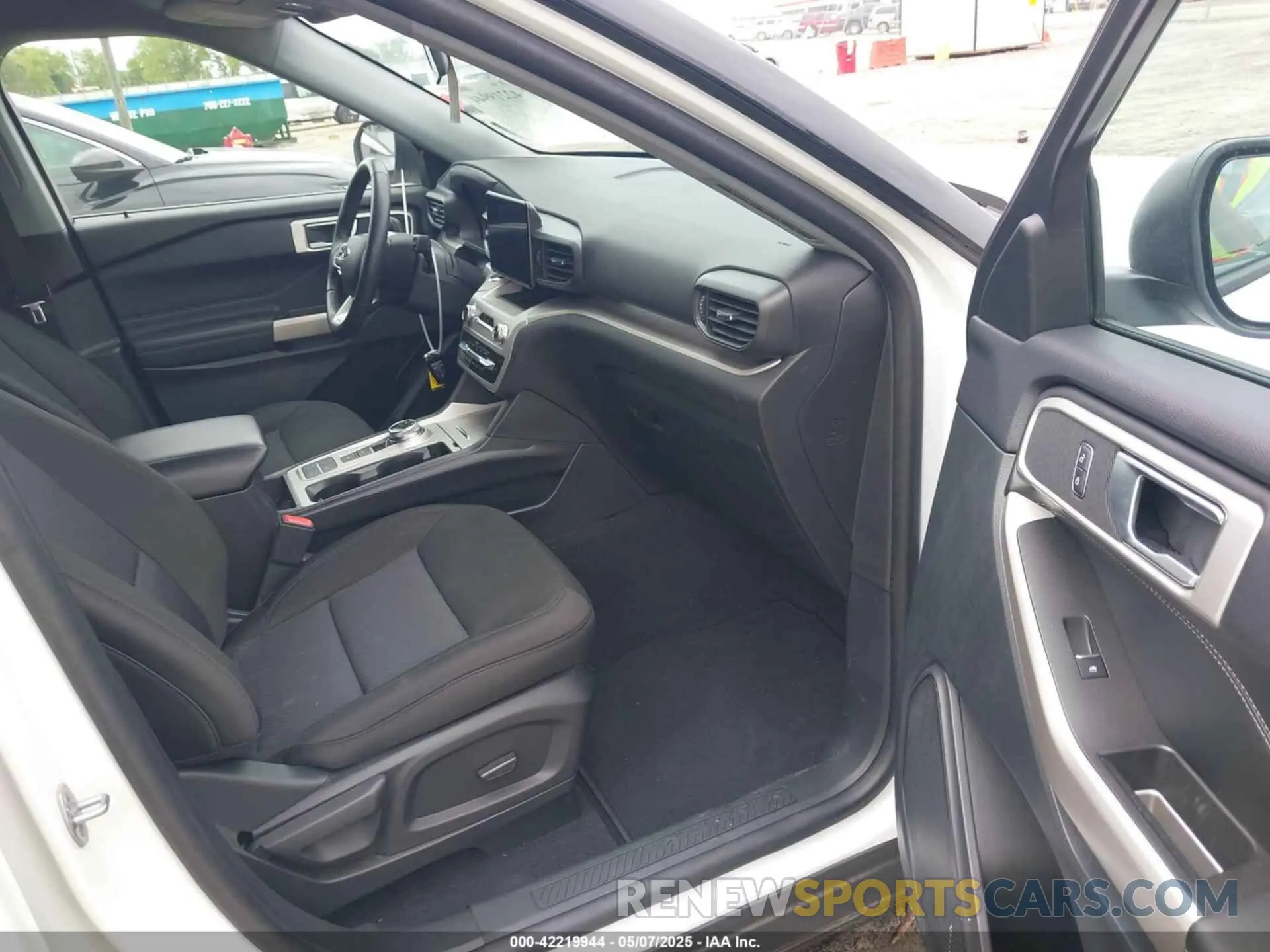 5 Photograph of a damaged car 1FMSK7DHXPGA02976 FORD EXPLORER 2023