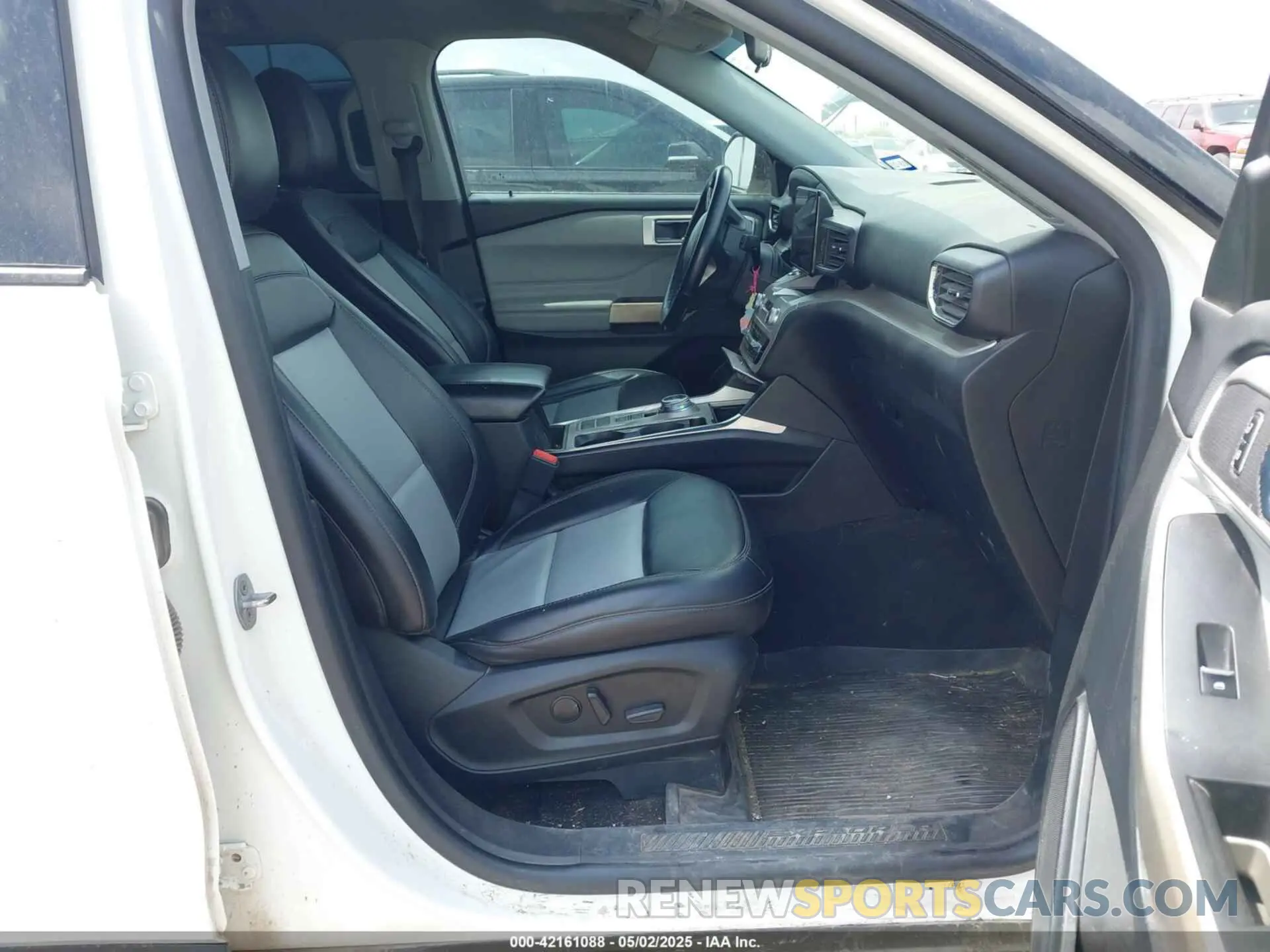 5 Photograph of a damaged car 1FMSK7DHXPGA50879 FORD EXPLORER 2023