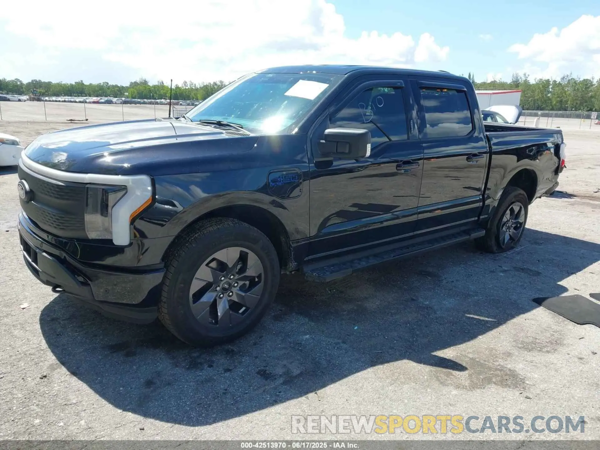 2 Фотография поврежденного автомобиля 1FT6W3L71RWG32177 FORD F-150 LIGHTNING 2024
