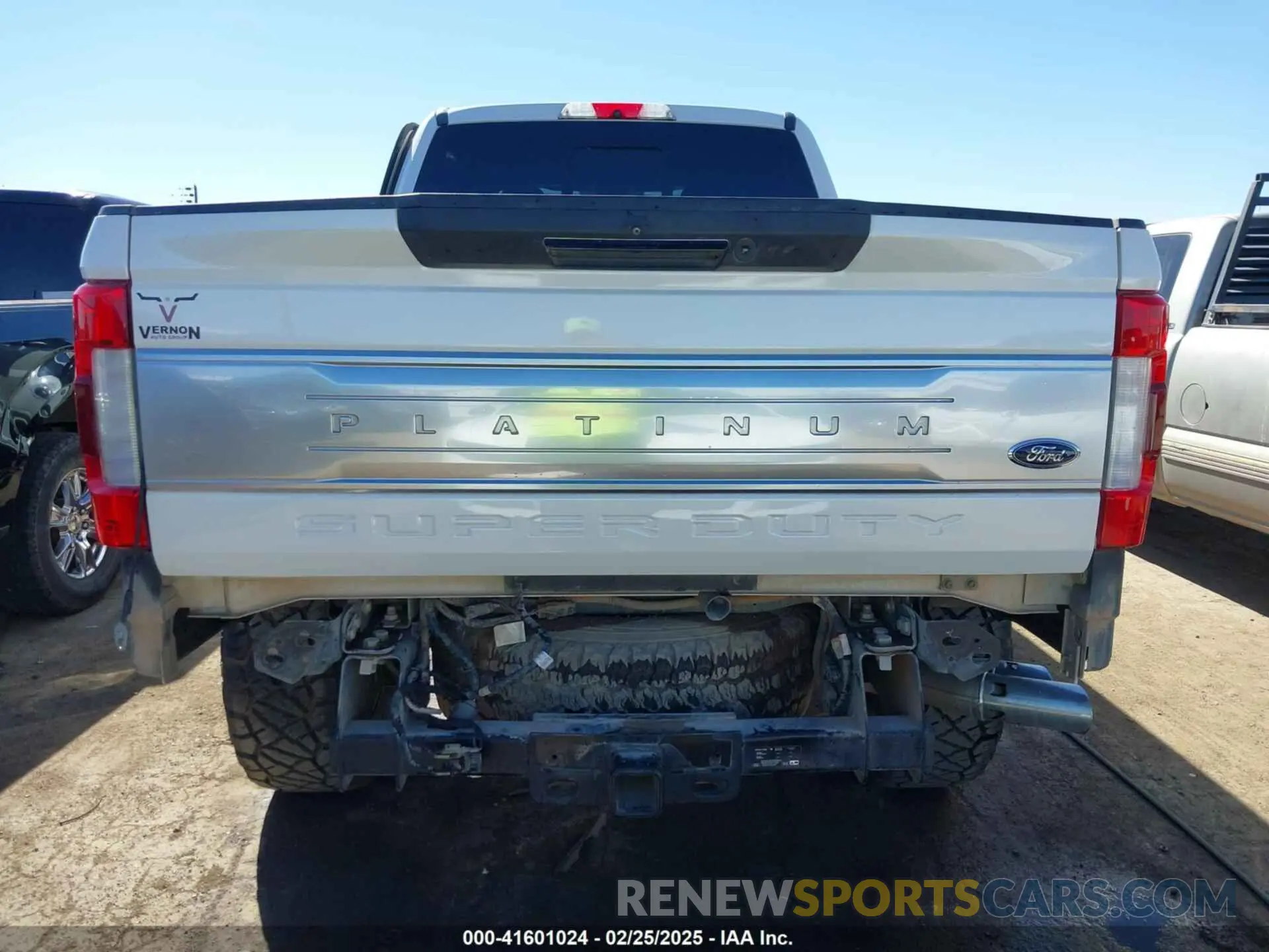 18 Photograph of a damaged car 1FT7W2BT8KEG16454 FORD F-250 2019