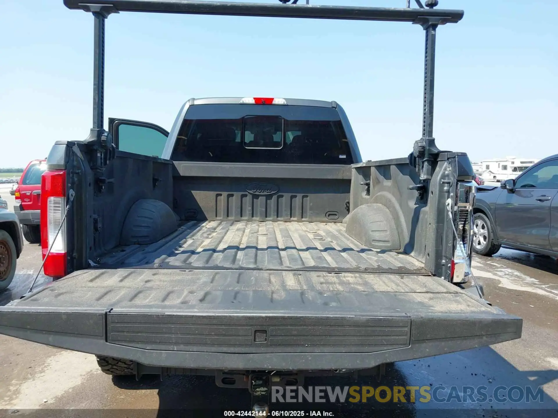 18 Photograph of a damaged car 1FT7W2BT9KED11352 FORD F-250 2019