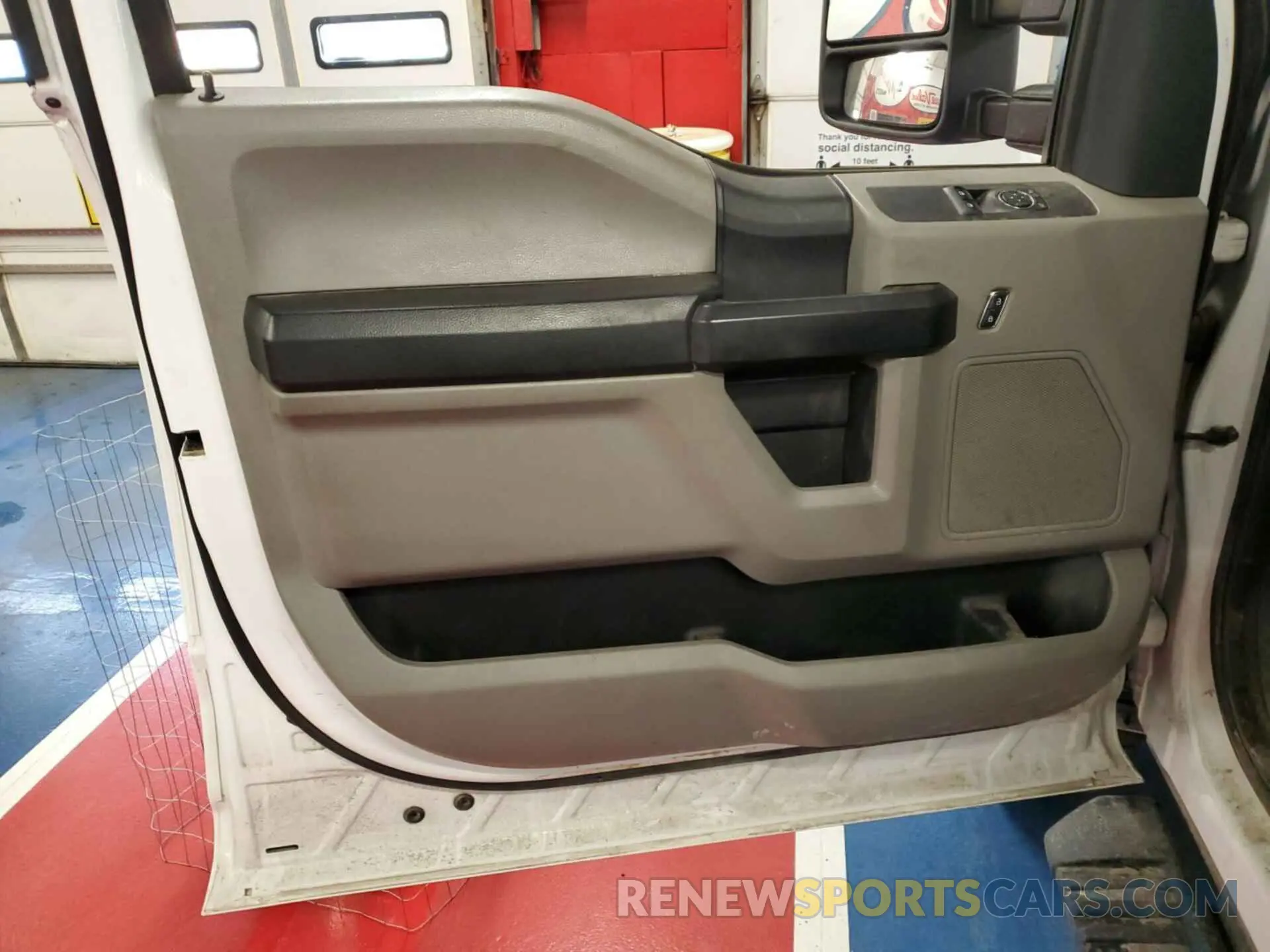 17 Photograph of a damaged car 1FTBF2B69KEF61551 FORD F-250 2019