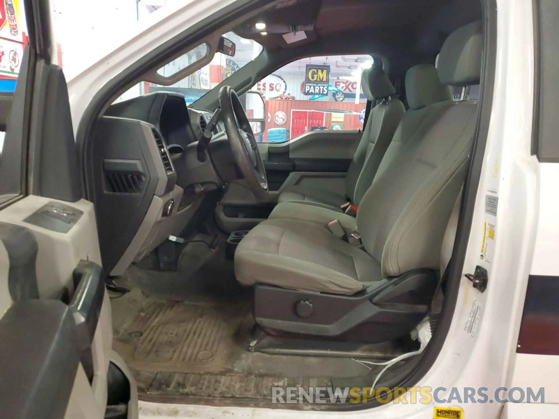 28 Photograph of a damaged car 1FTBF2B69KEF61551 FORD F-250 2019