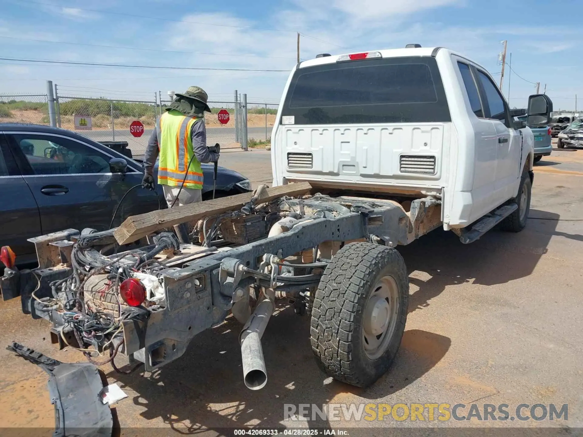 4 Photograph of a damaged car 1FT7X2BA4PEE17582 FORD F-250 2023