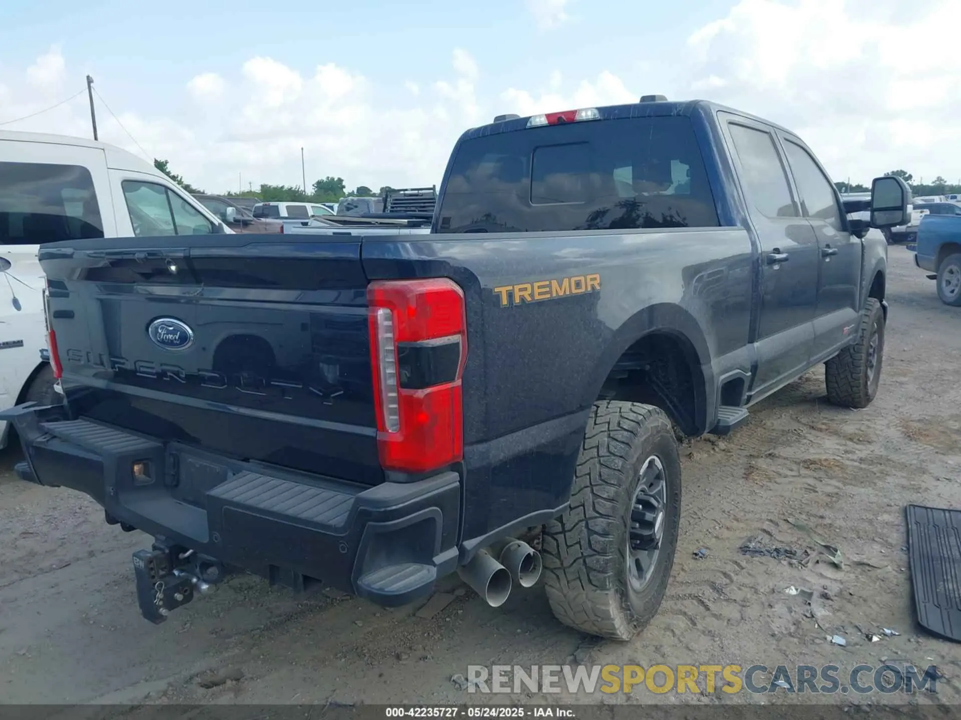 4 Photograph of a damaged car 1FT8W2BM9PEE10077 FORD F-250 2023