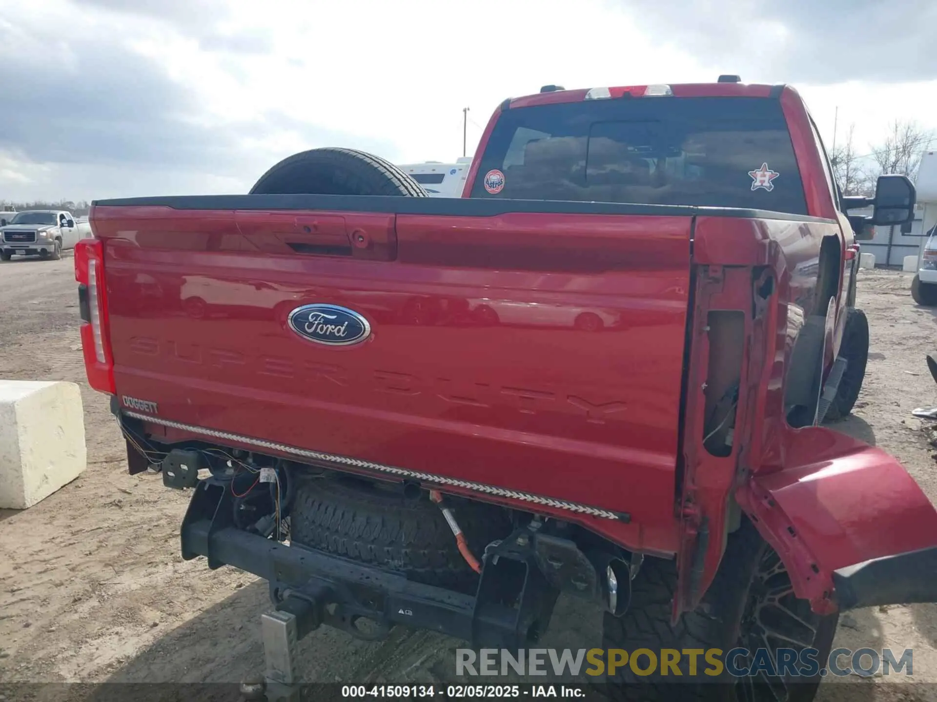 4 Photograph of a damaged car 1FT8W2BT1PEC76642 FORD F-250 2023