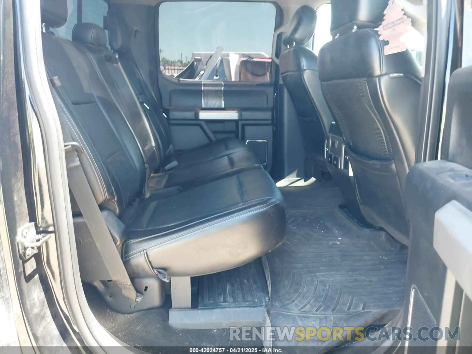 6 Photograph of a damaged car 1FT8W3BT1KEC67552 FORD F-350 2019