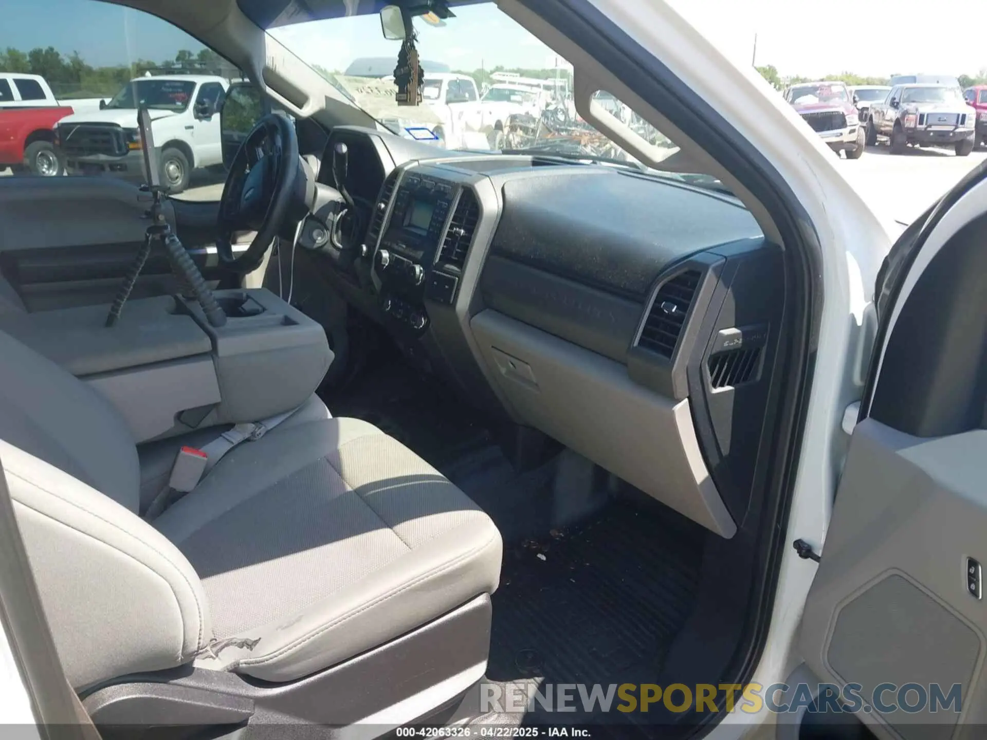 5 Photograph of a damaged car 1FT8W3BT5KEF01076 FORD F-350 2019