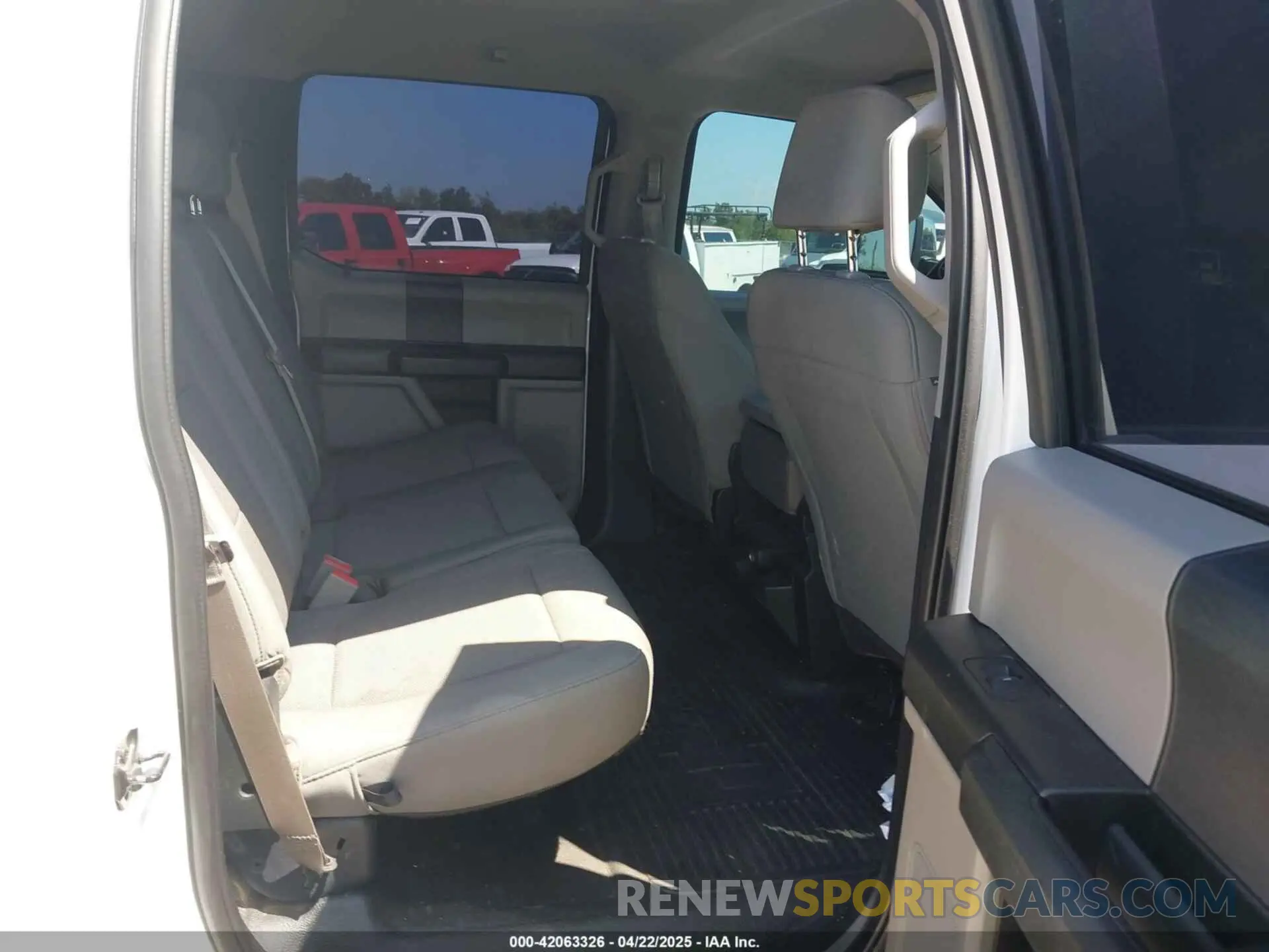 8 Photograph of a damaged car 1FT8W3BT5KEF01076 FORD F-350 2019