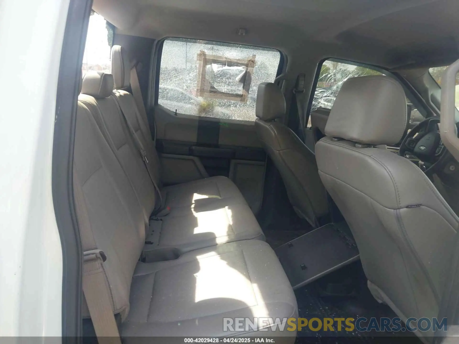 6 Фотография поврежденного автомобиля 1FT8W3CT5KEF10102 FORD F-350 2019