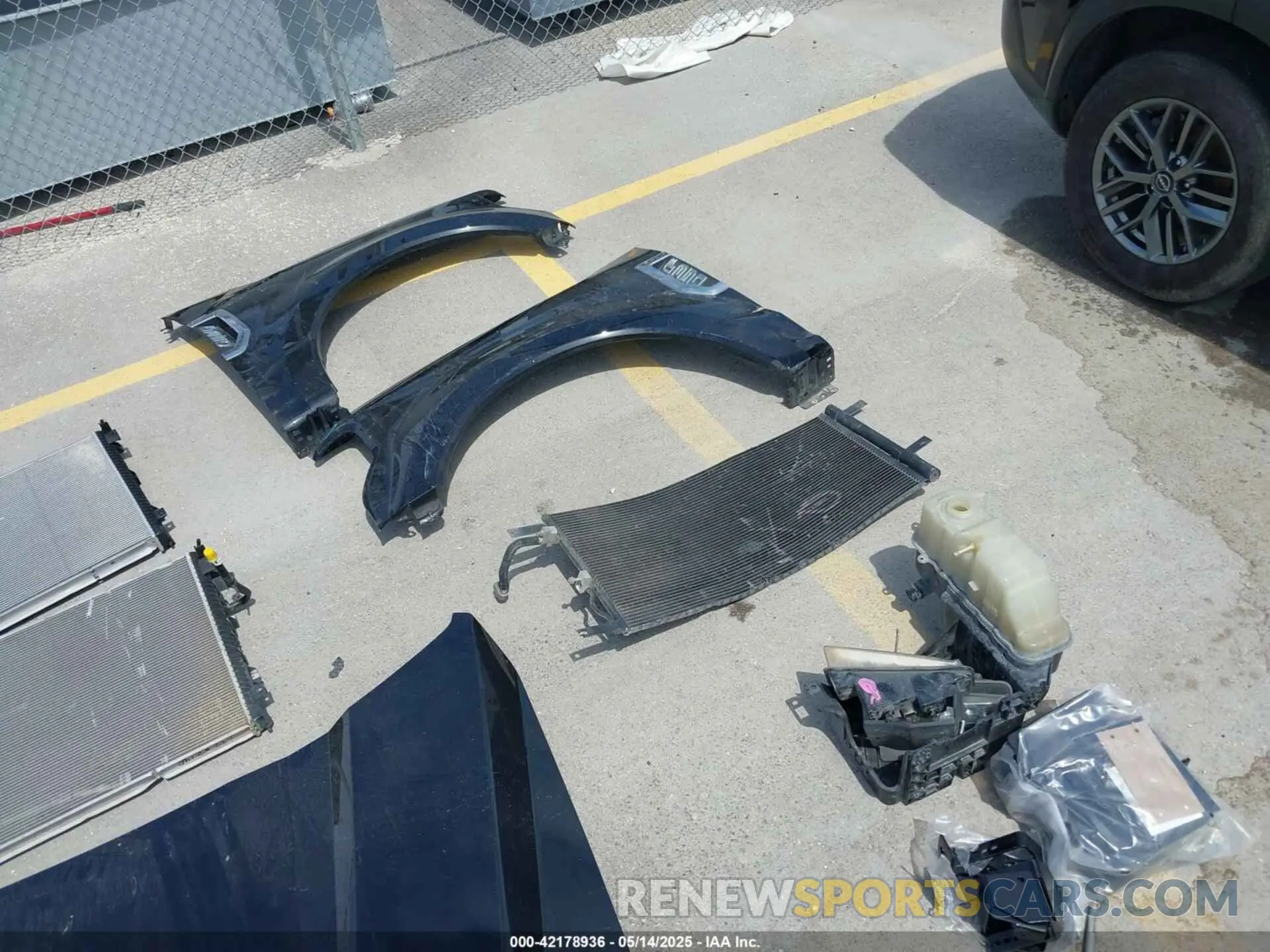 14 Photograph of a damaged car 1FT8W3BT6LEE19004 FORD F-350 2020