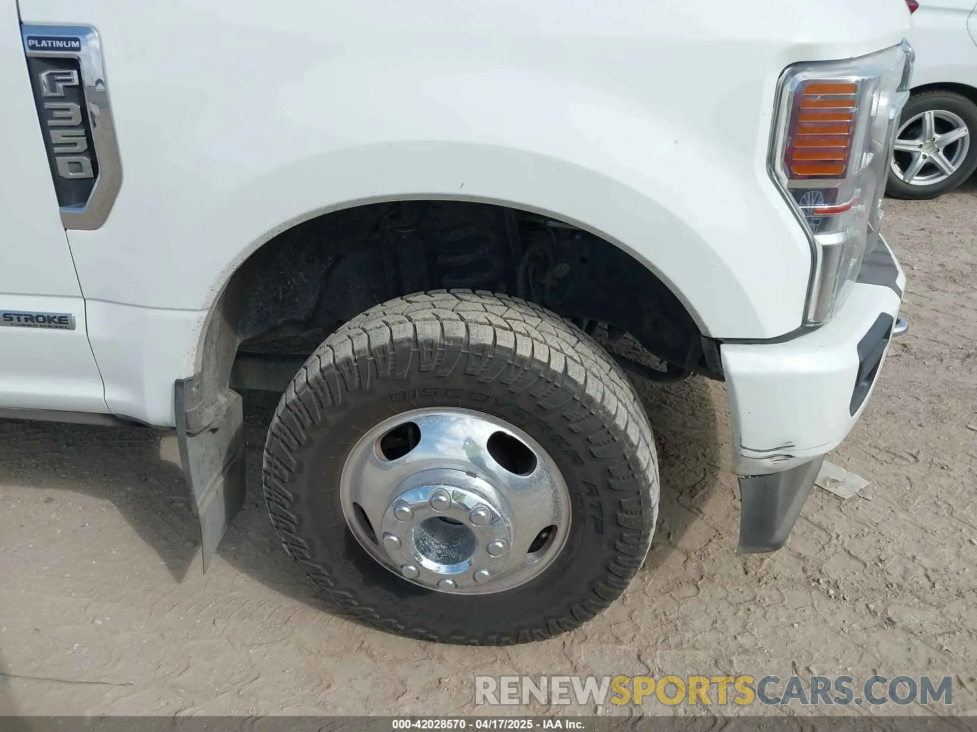 11 Фотография поврежденного автомобиля 1FT8W3DT2LEE94604 FORD F-350 2020