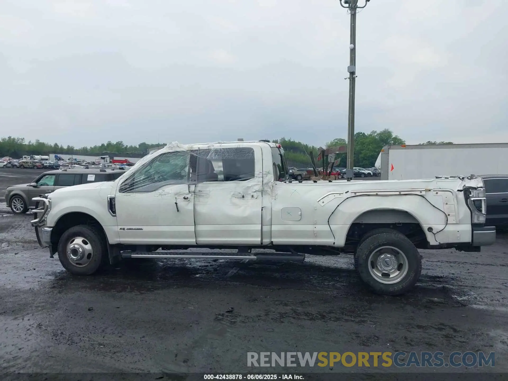 14 Photograph of a damaged car 1FT8W3DT8LED15692 FORD F-350 2020