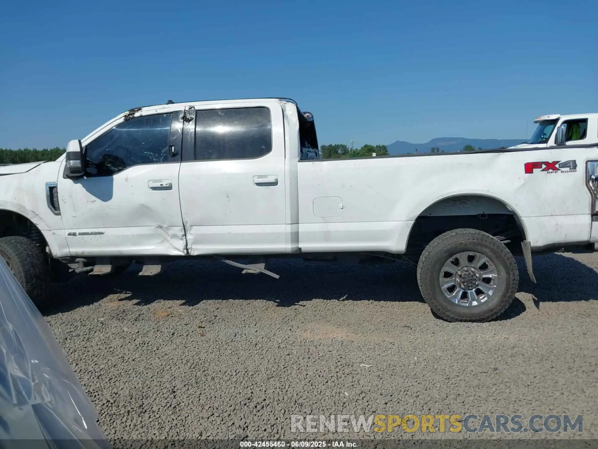 15 Photograph of a damaged car 1FT8W3BT1NEF84672 FORD F-350 2022